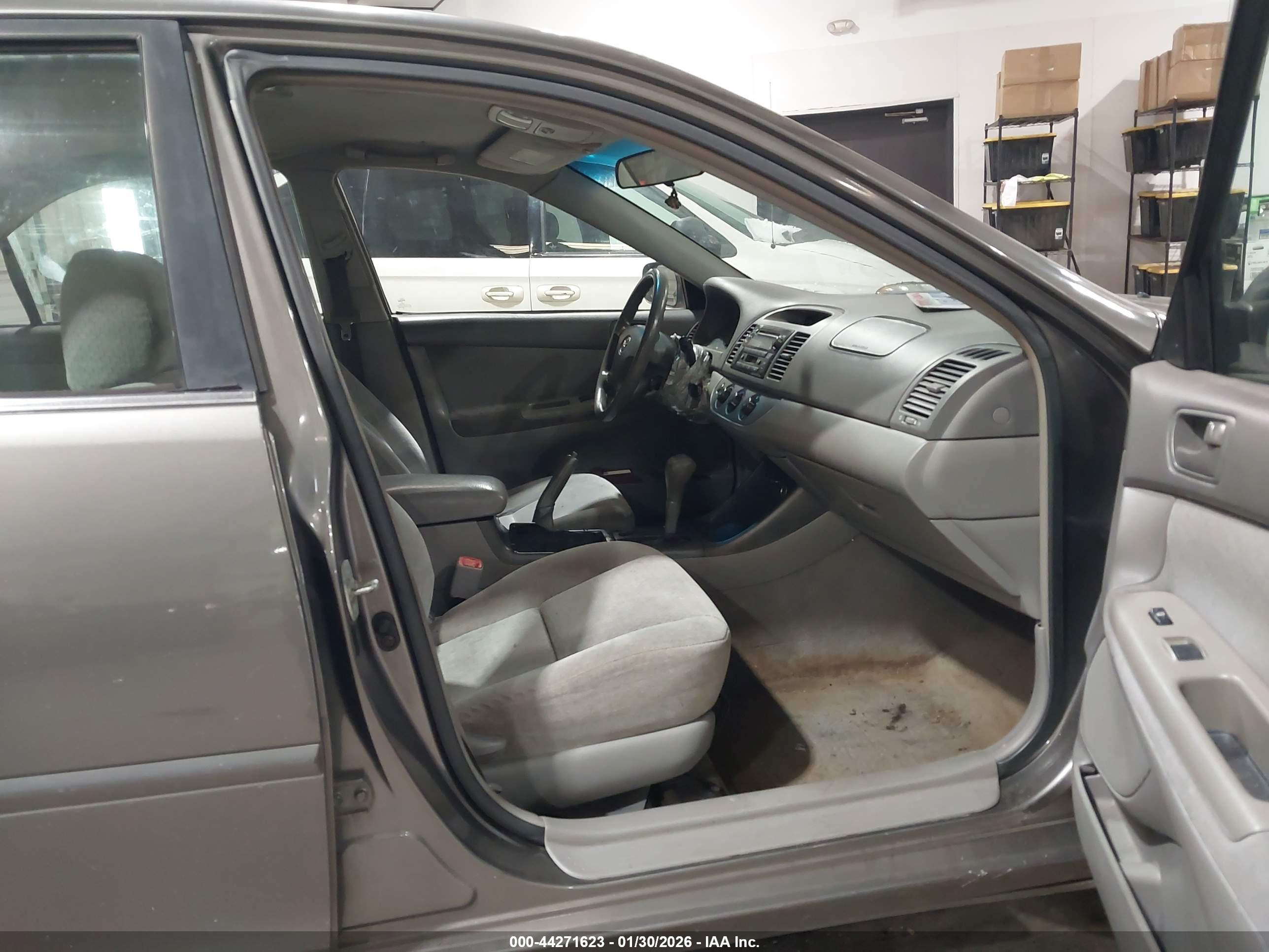 TOYOTA CAMRY image 5