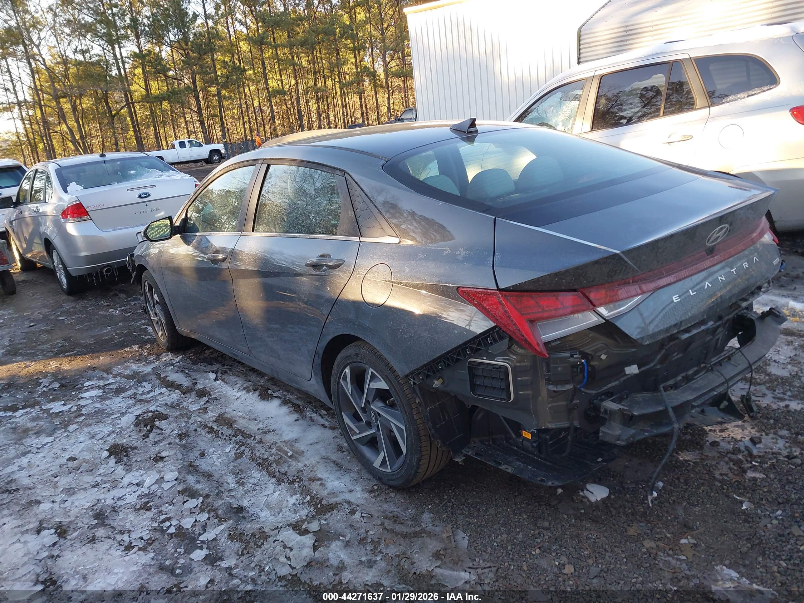 HYUNDAI ELANTRA image 3