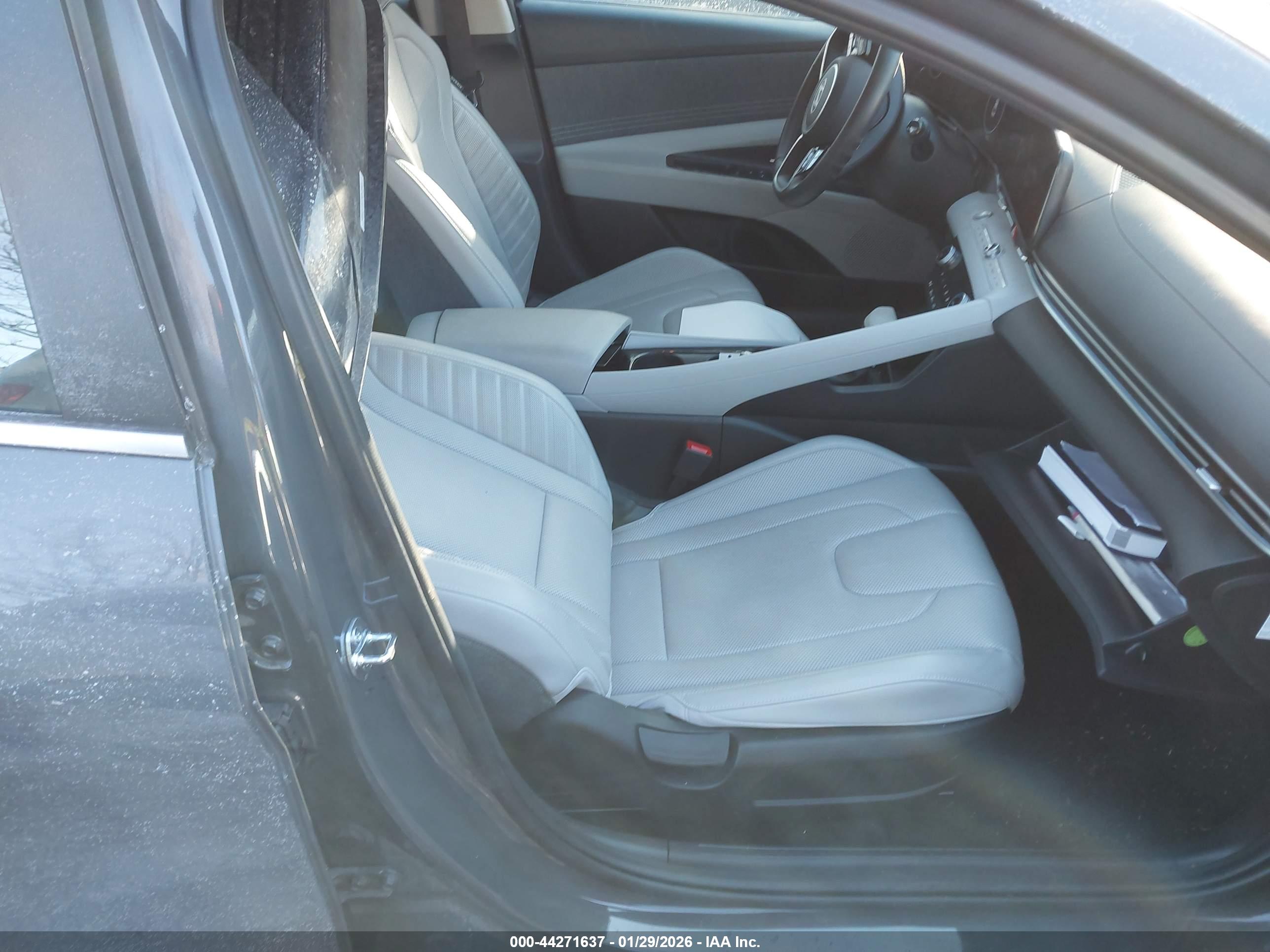 HYUNDAI ELANTRA image 5