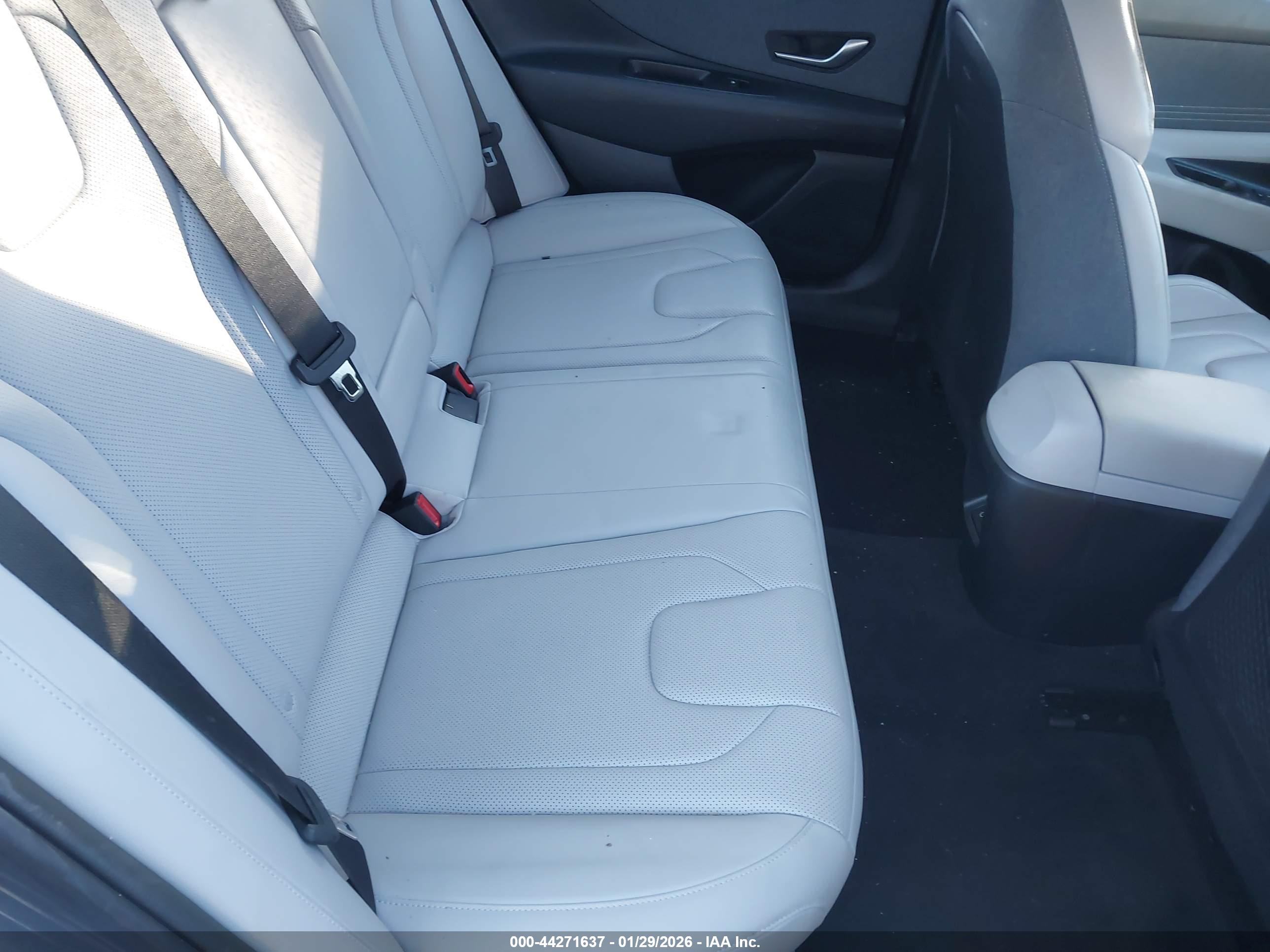 HYUNDAI ELANTRA image 8