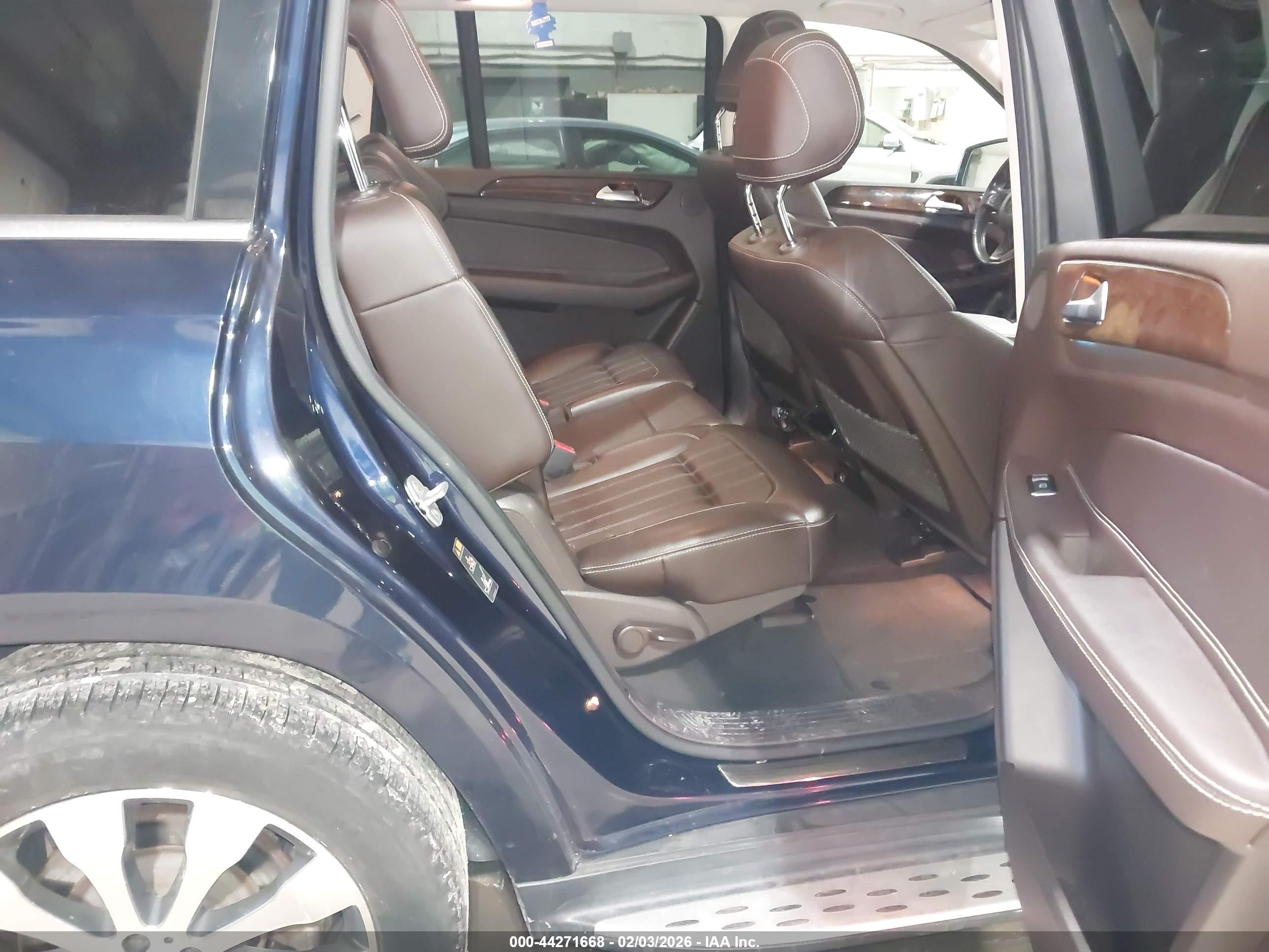 MERCEDES-BENZ GLS image 8