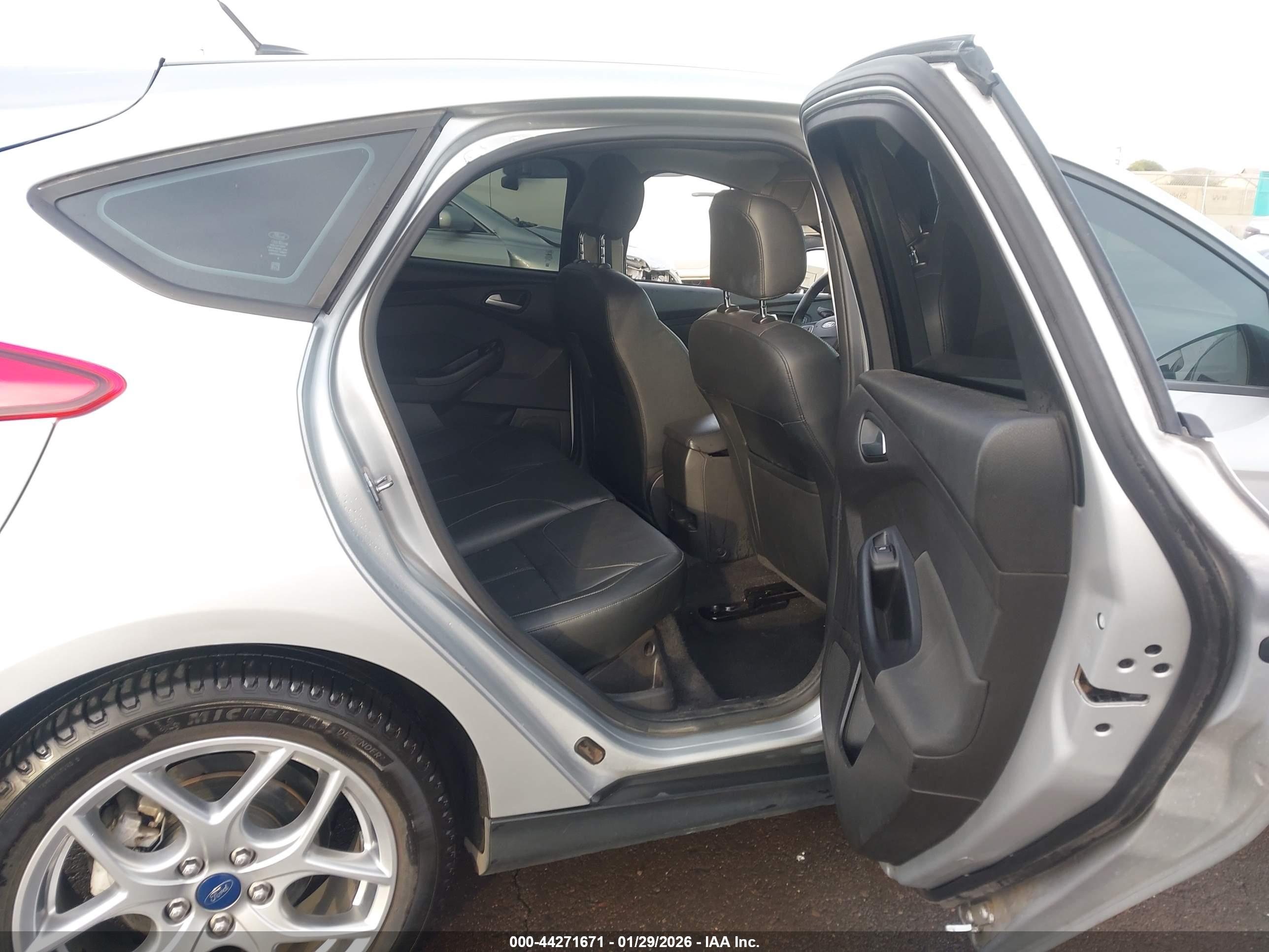 FORD FOCUS image 8