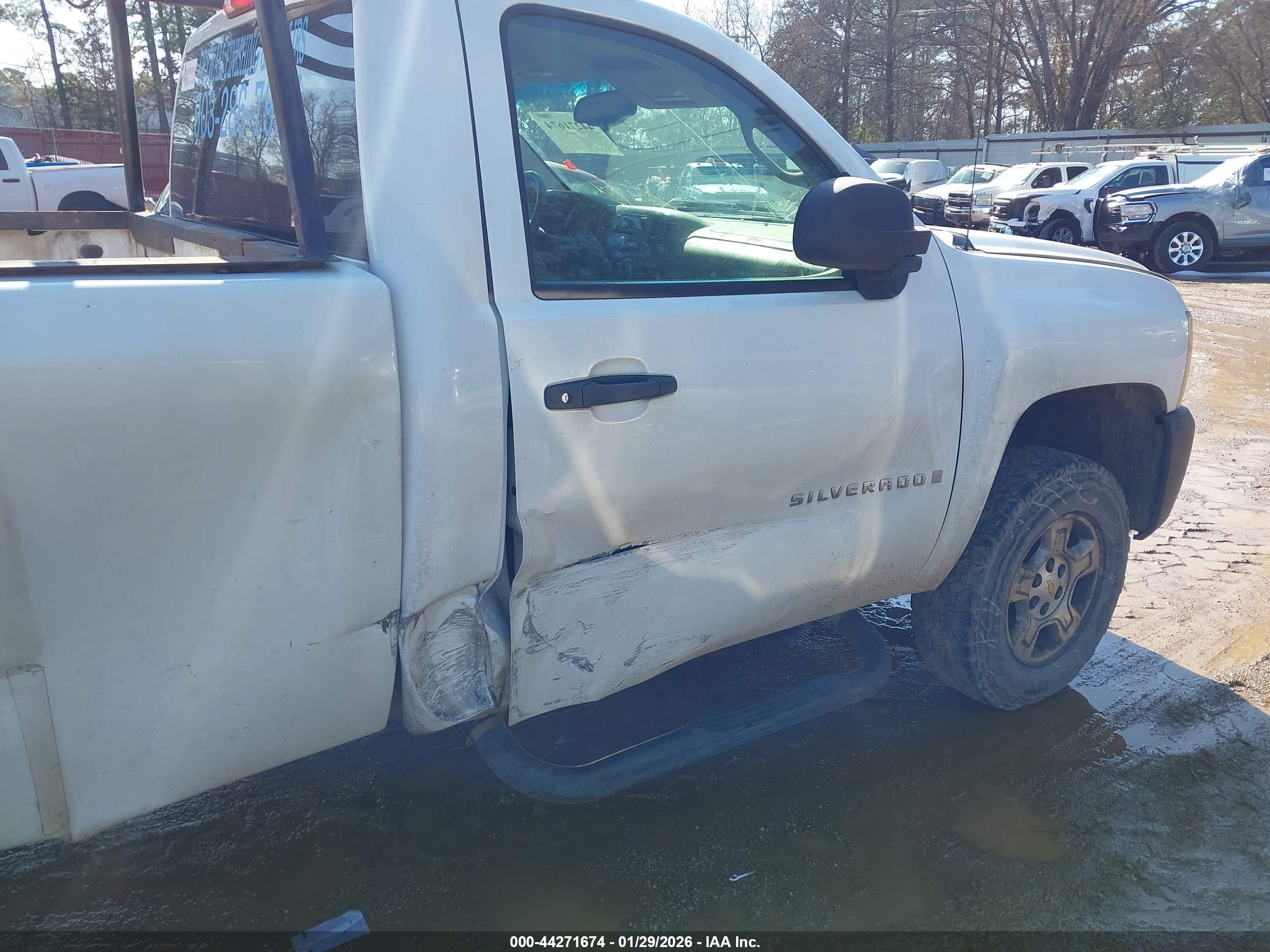 CHEVROLET SILVERADO image 6