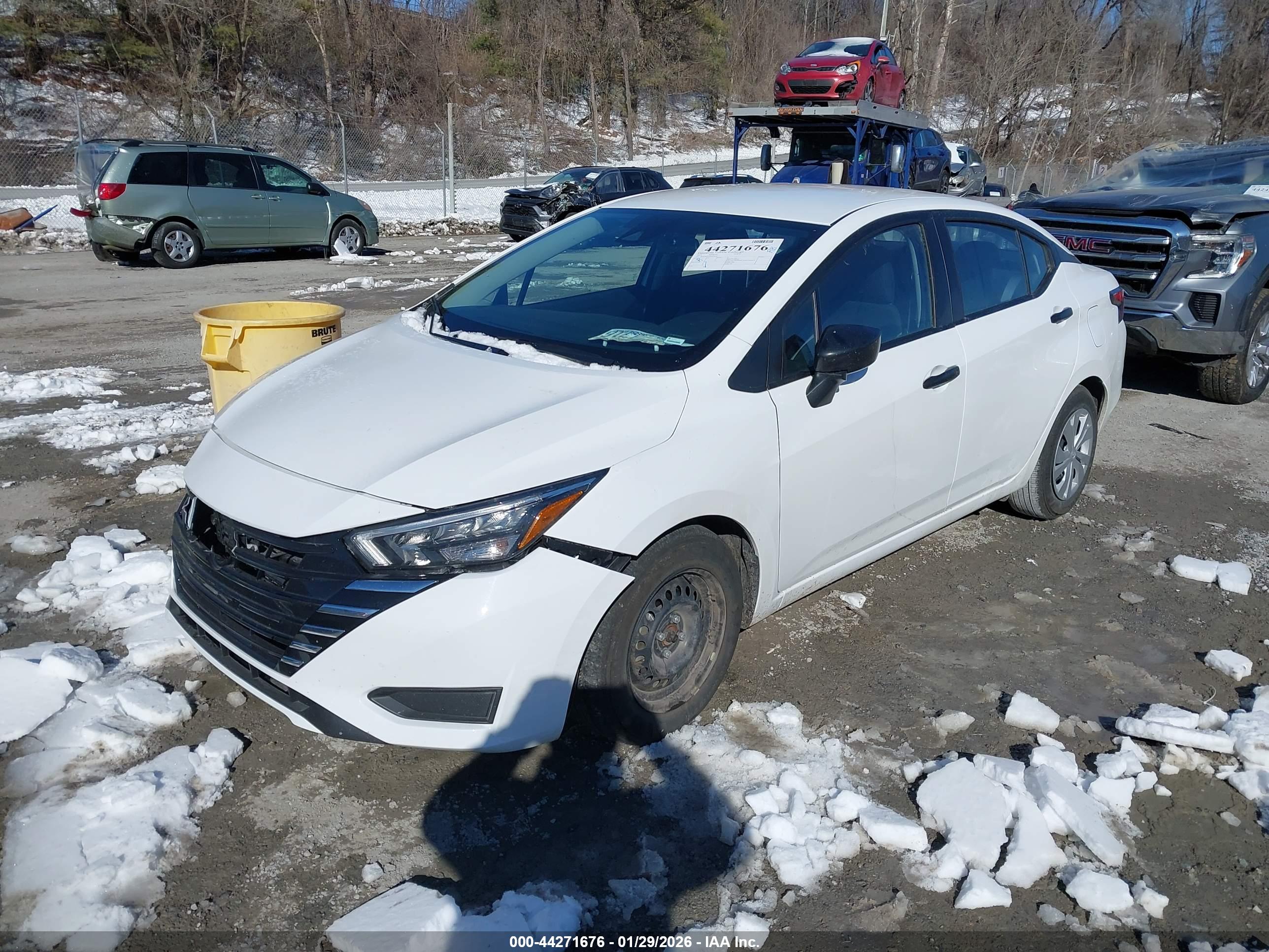 NISSAN VERSA image 2
