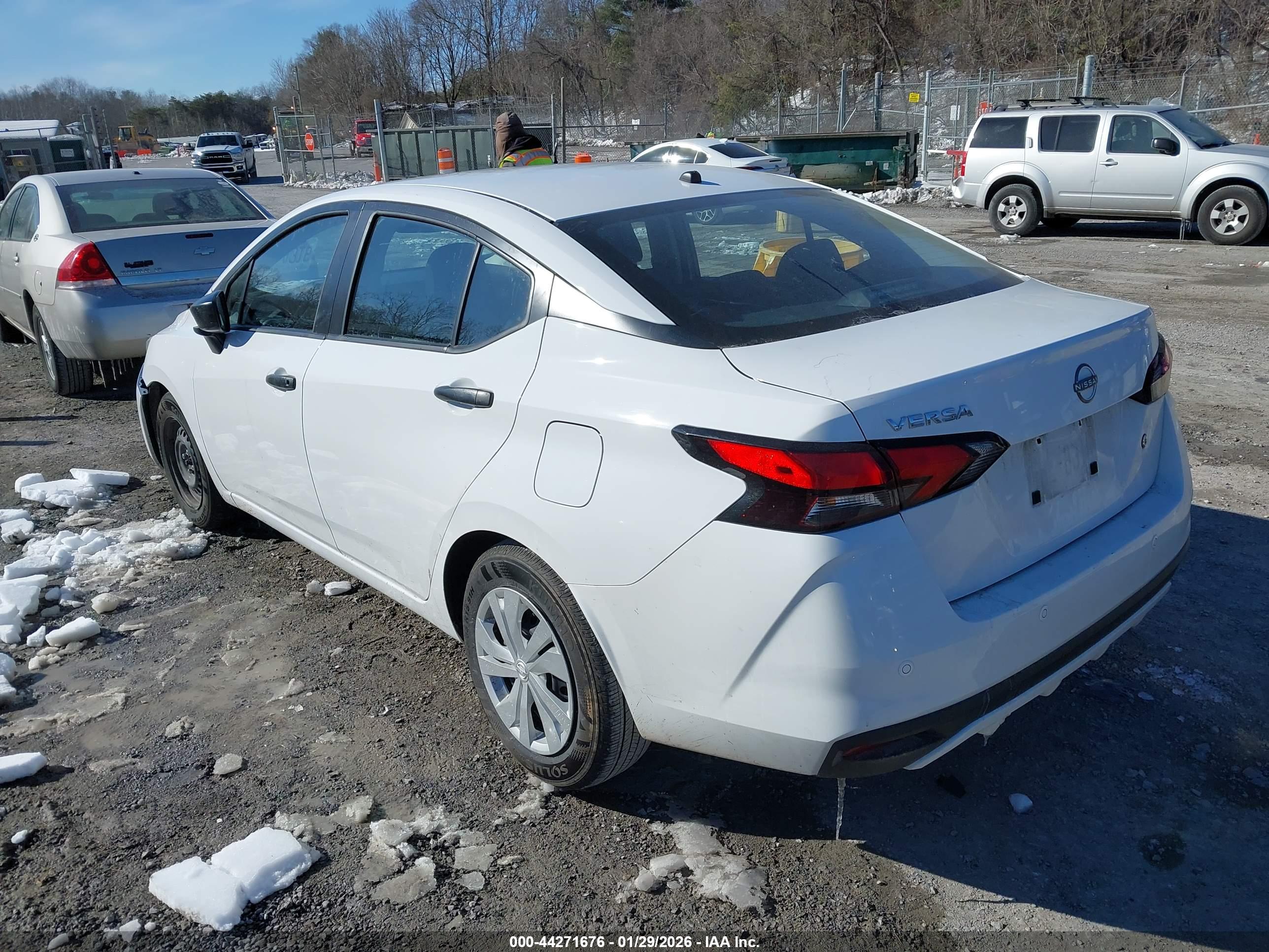 NISSAN VERSA image 3