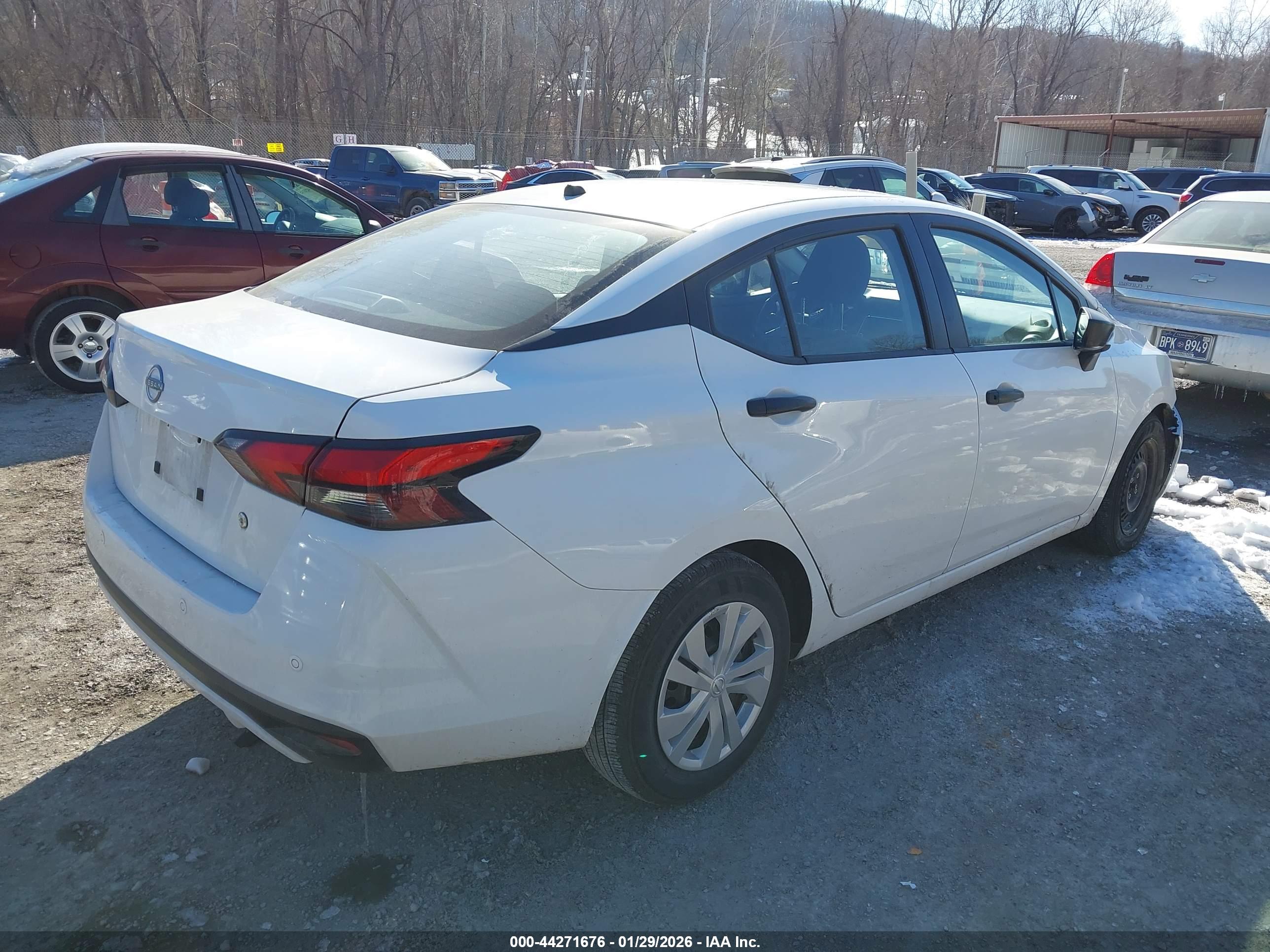 NISSAN VERSA image 4