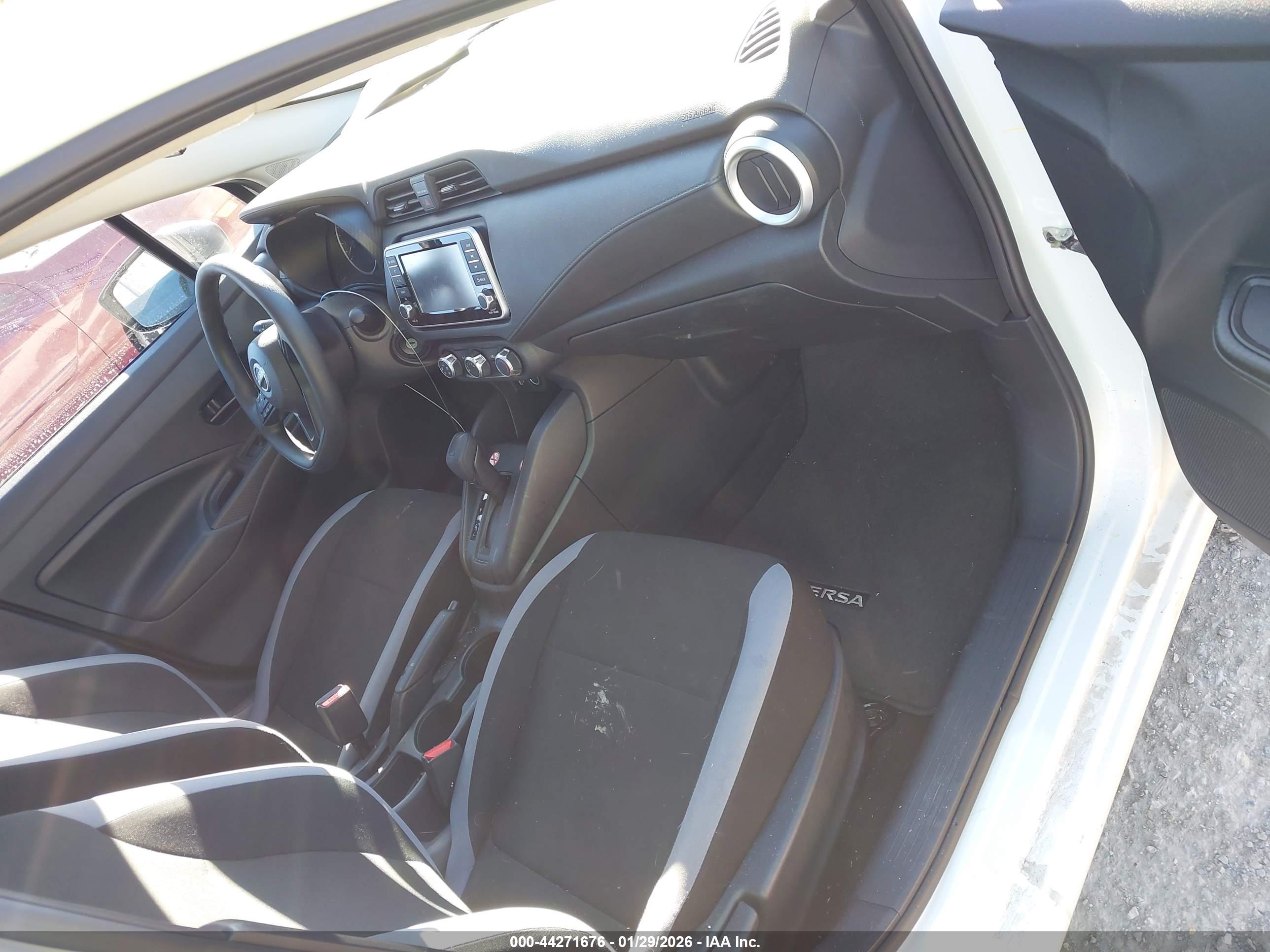 NISSAN VERSA image 5