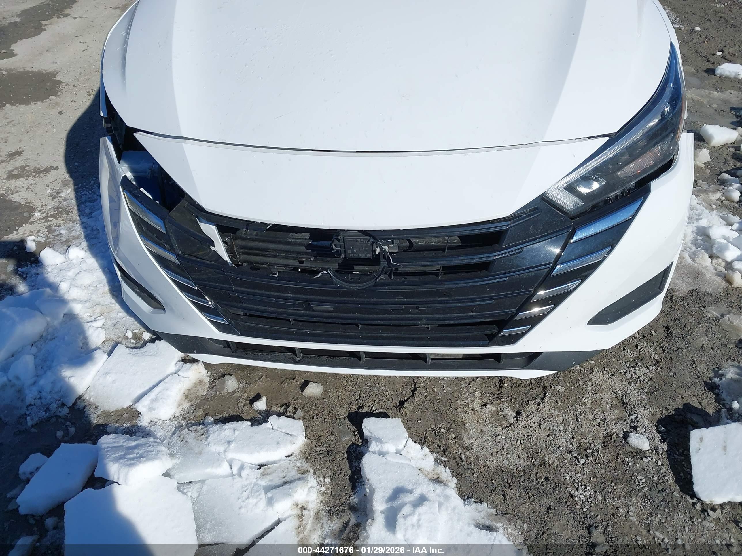 NISSAN VERSA image 6