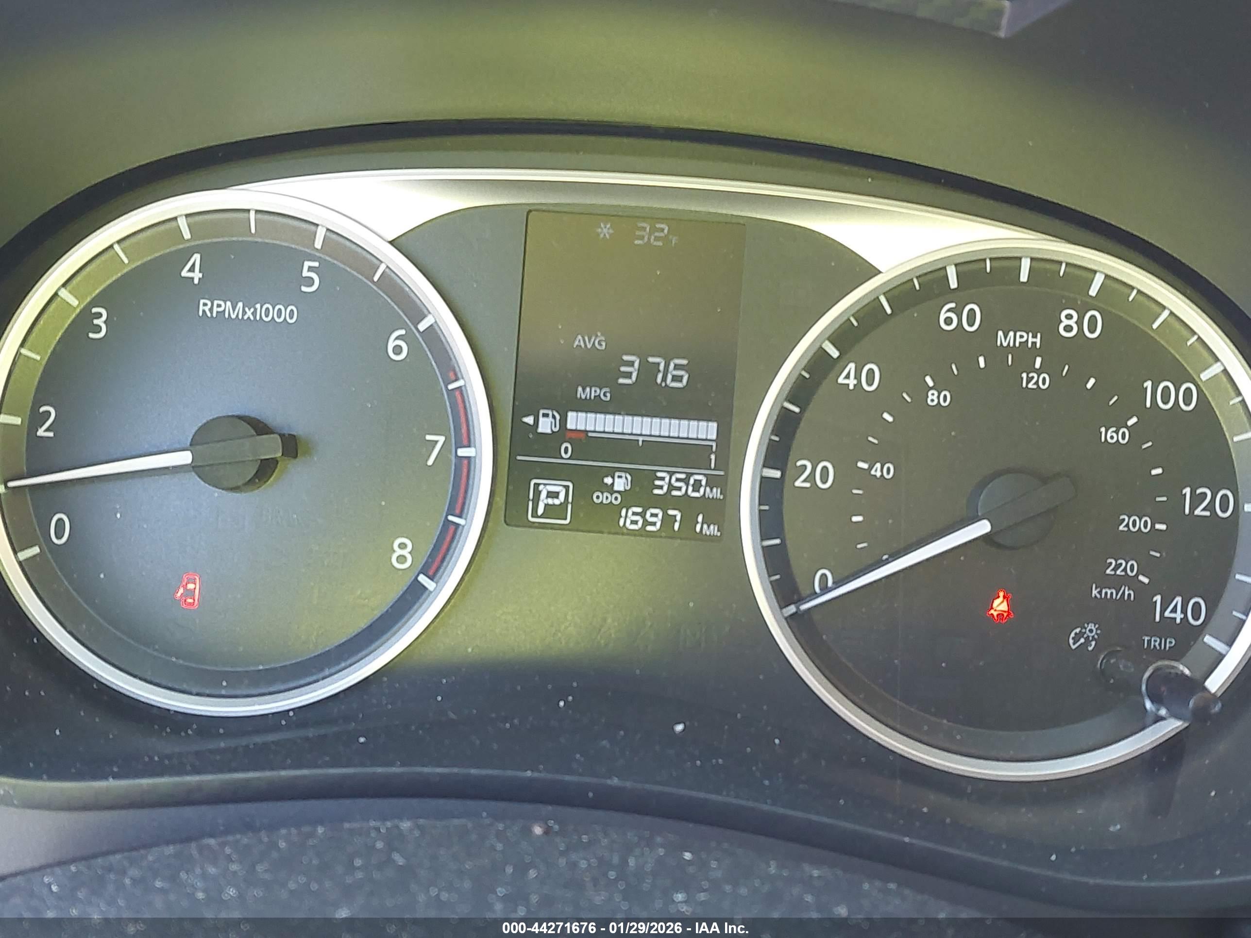NISSAN VERSA image 7