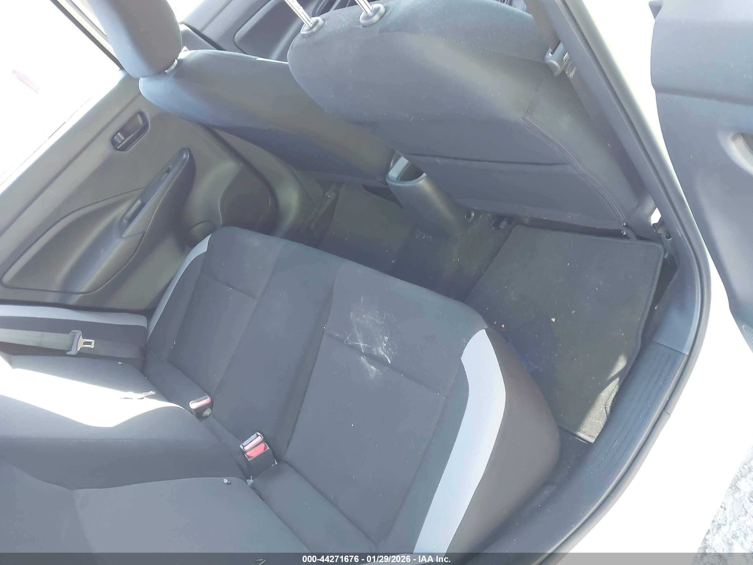 NISSAN VERSA image 8
