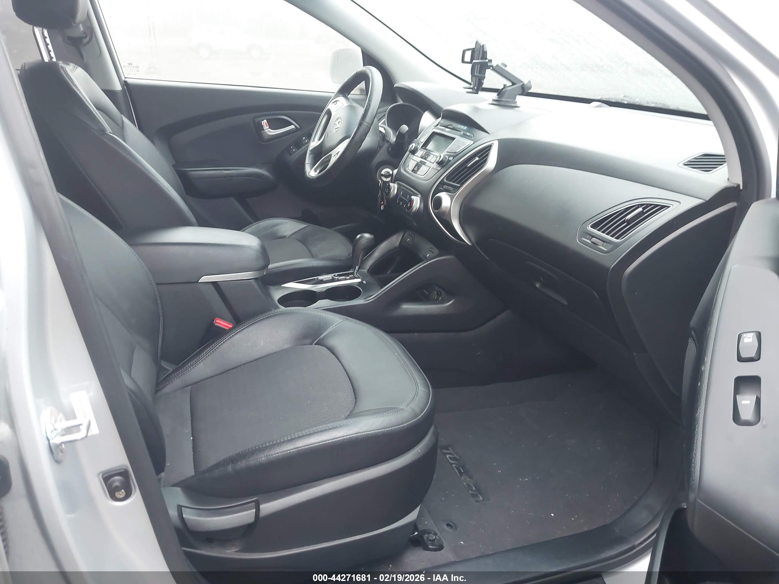 HYUNDAI TUCSON image 5