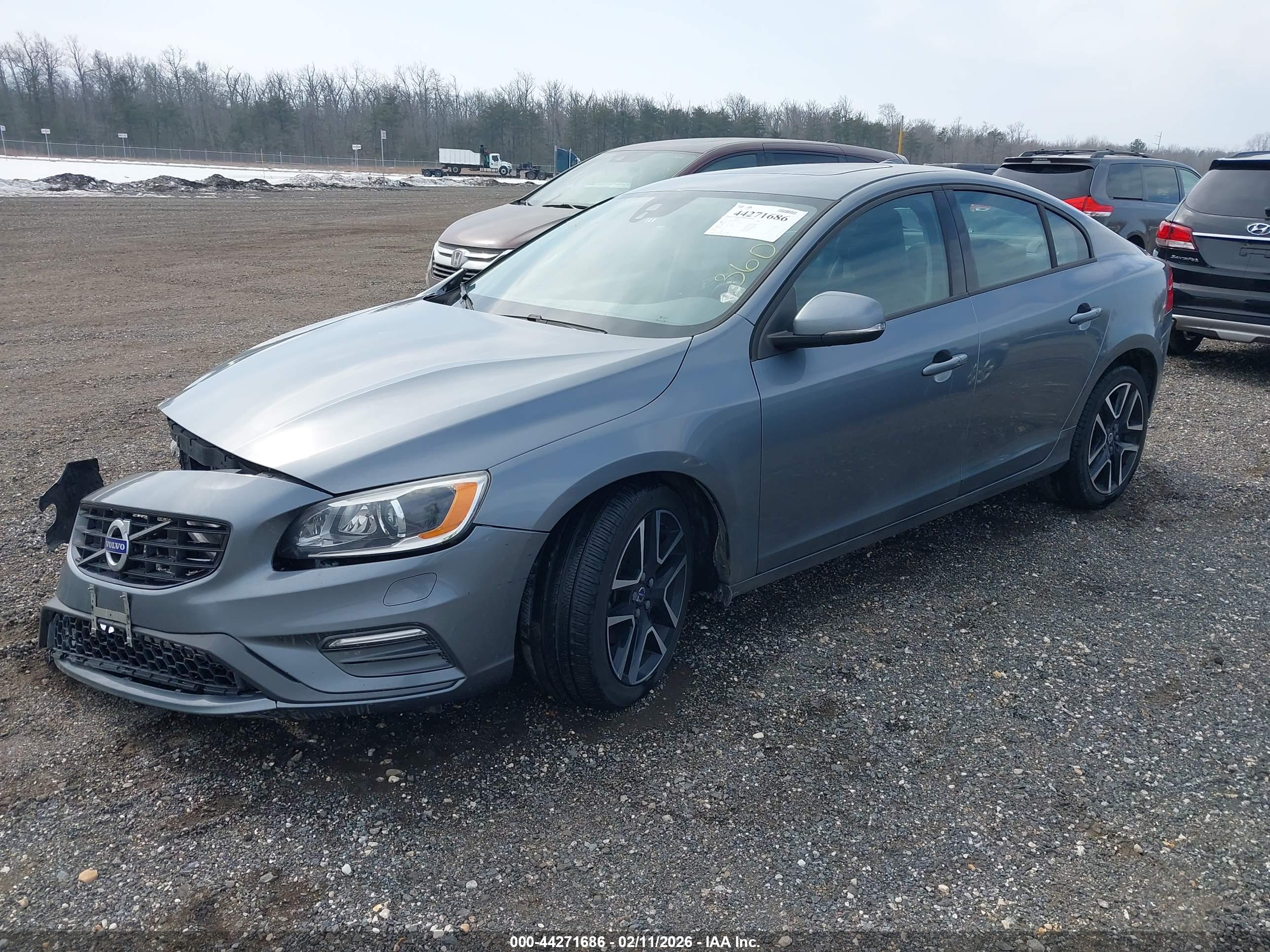 VOLVO S60 image 2