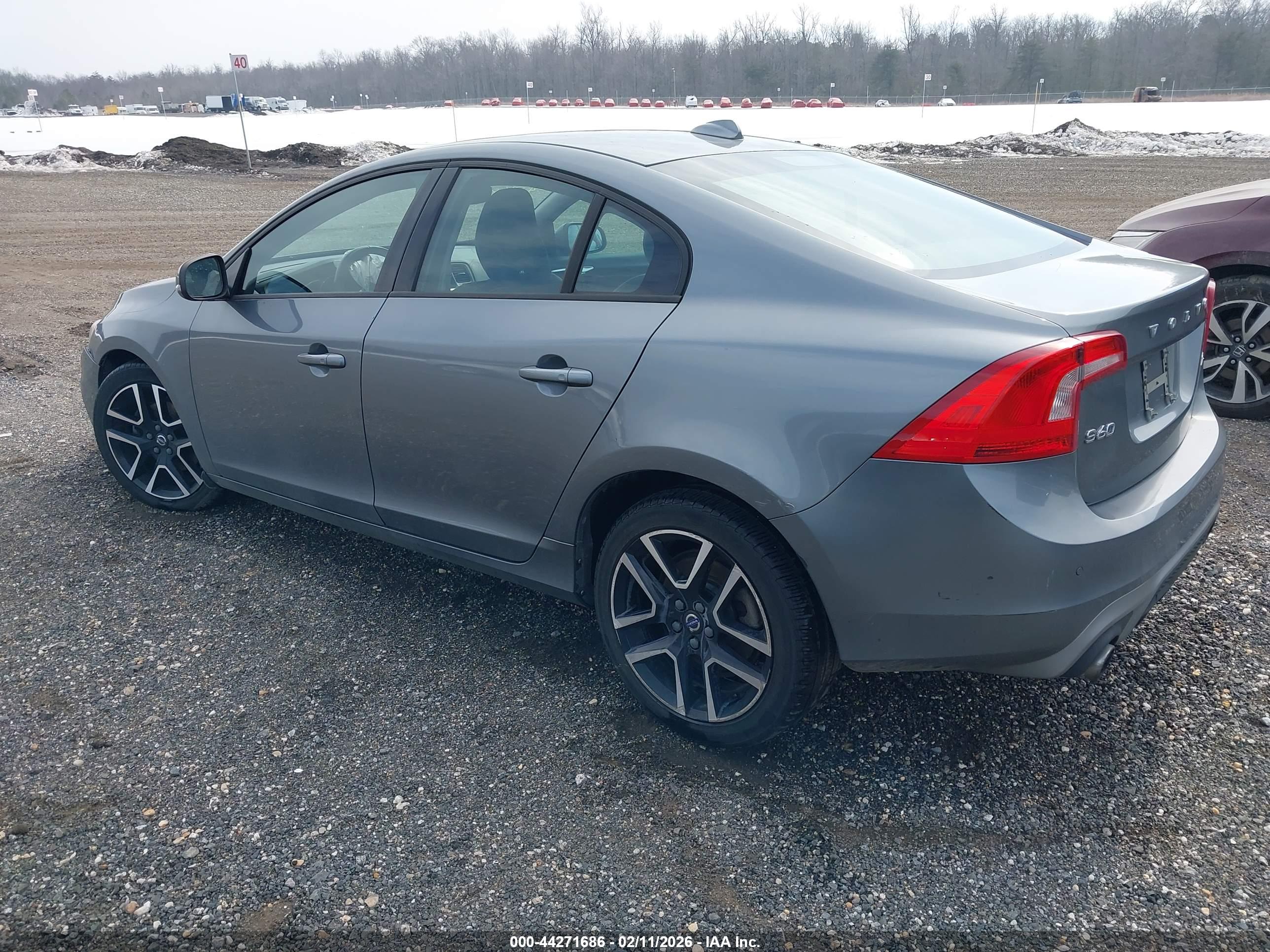 VOLVO S60 image 3