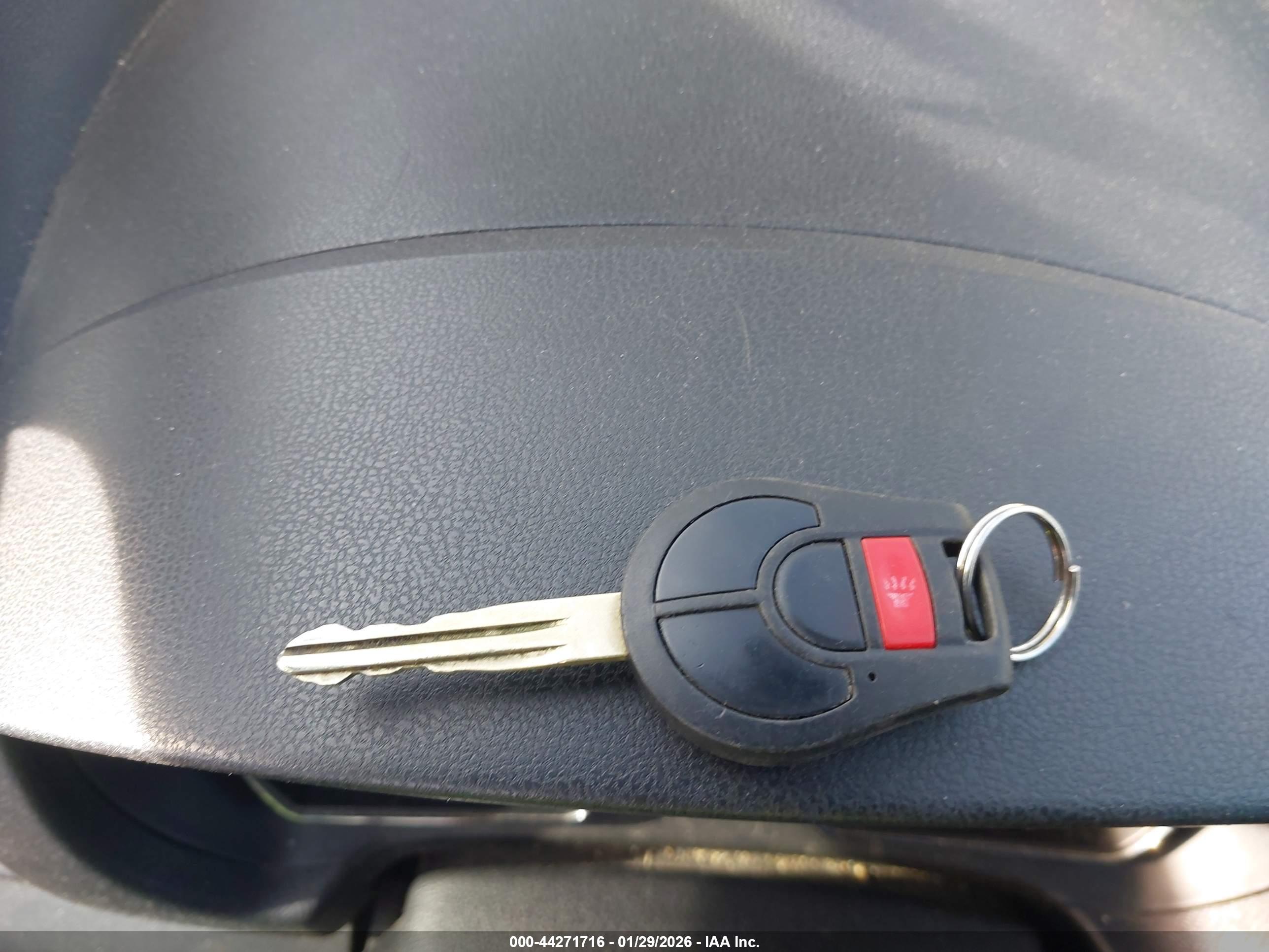 NISSAN VERSA image 11