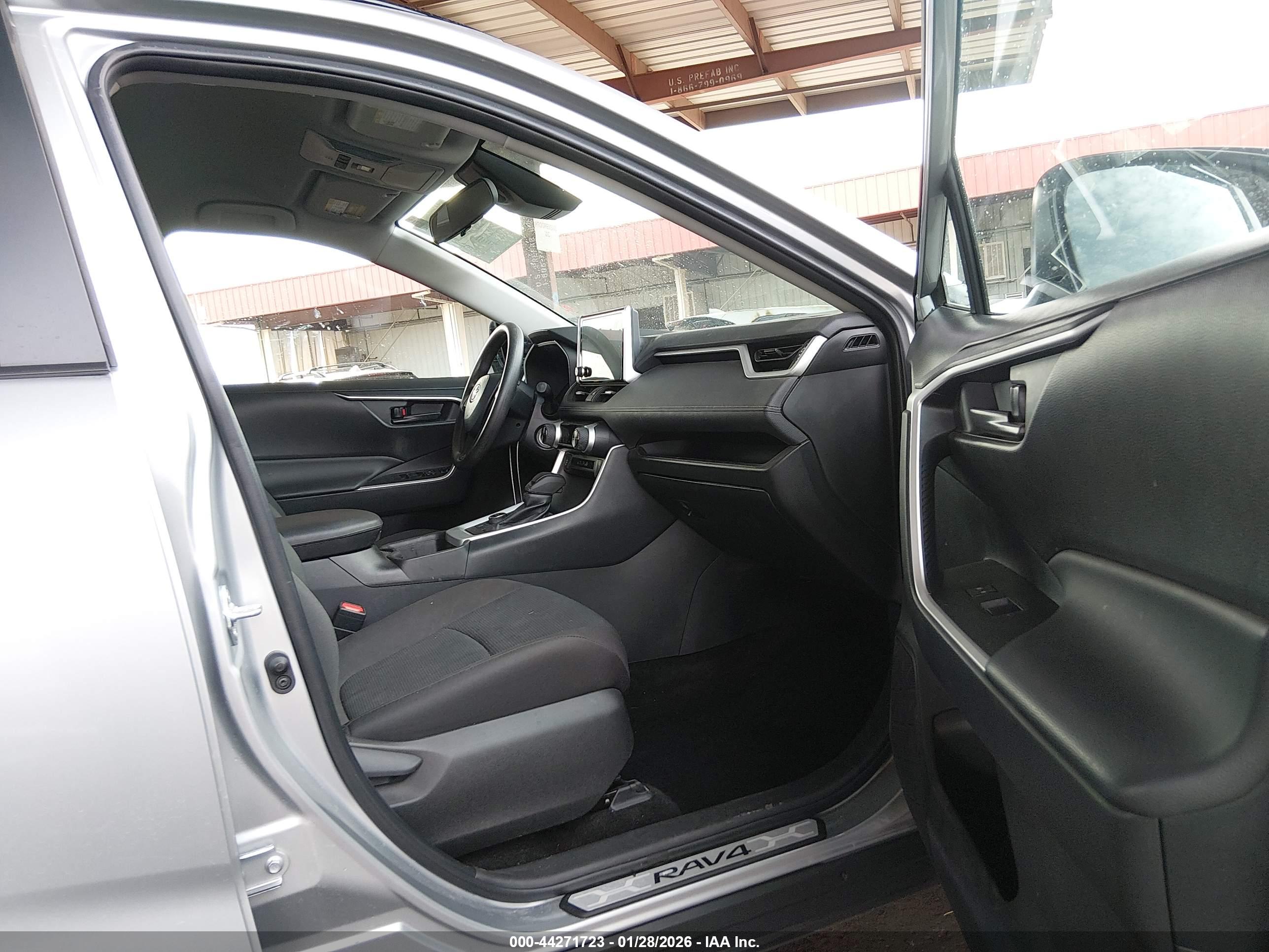 TOYOTA RAV4 image 5