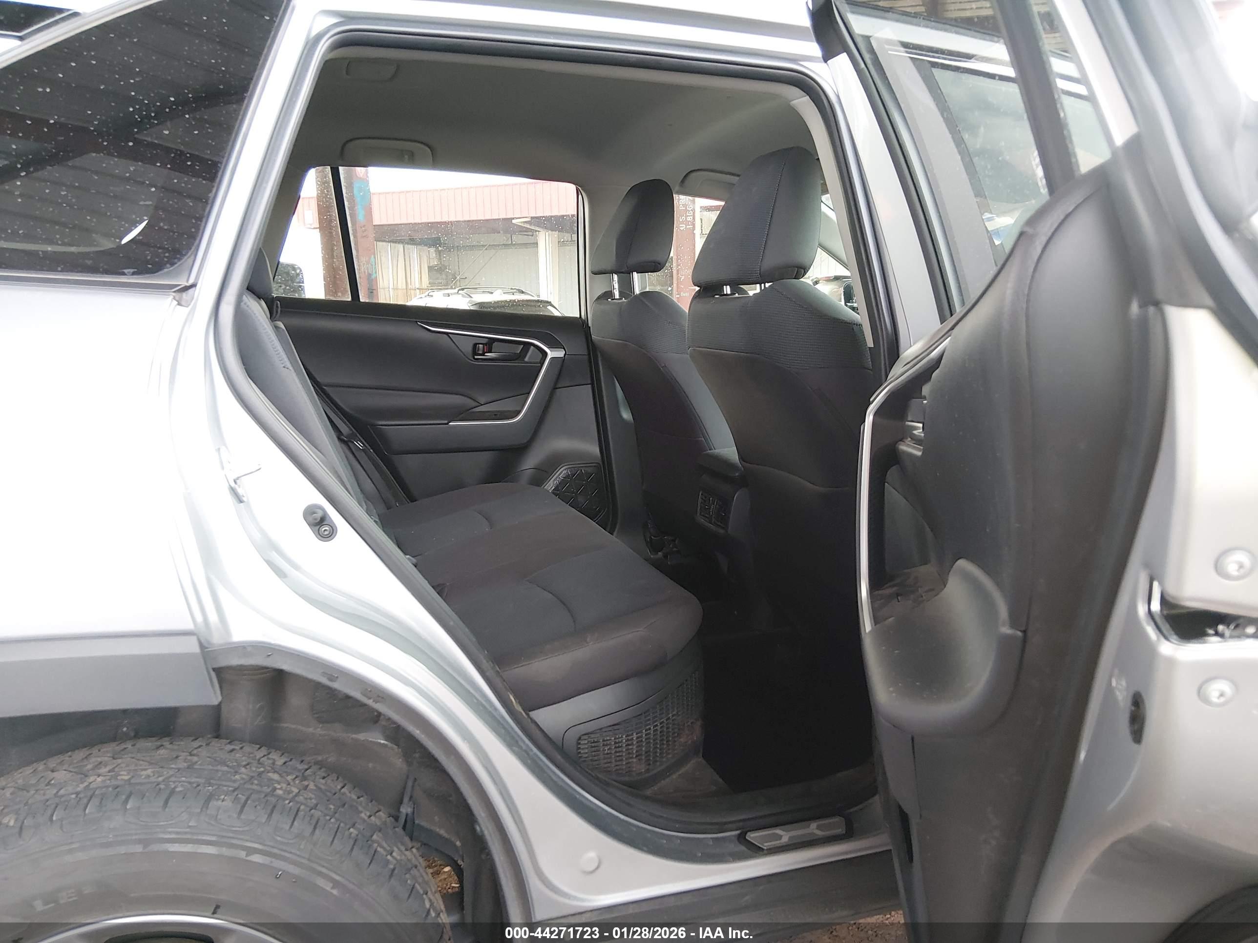 TOYOTA RAV4 image 8