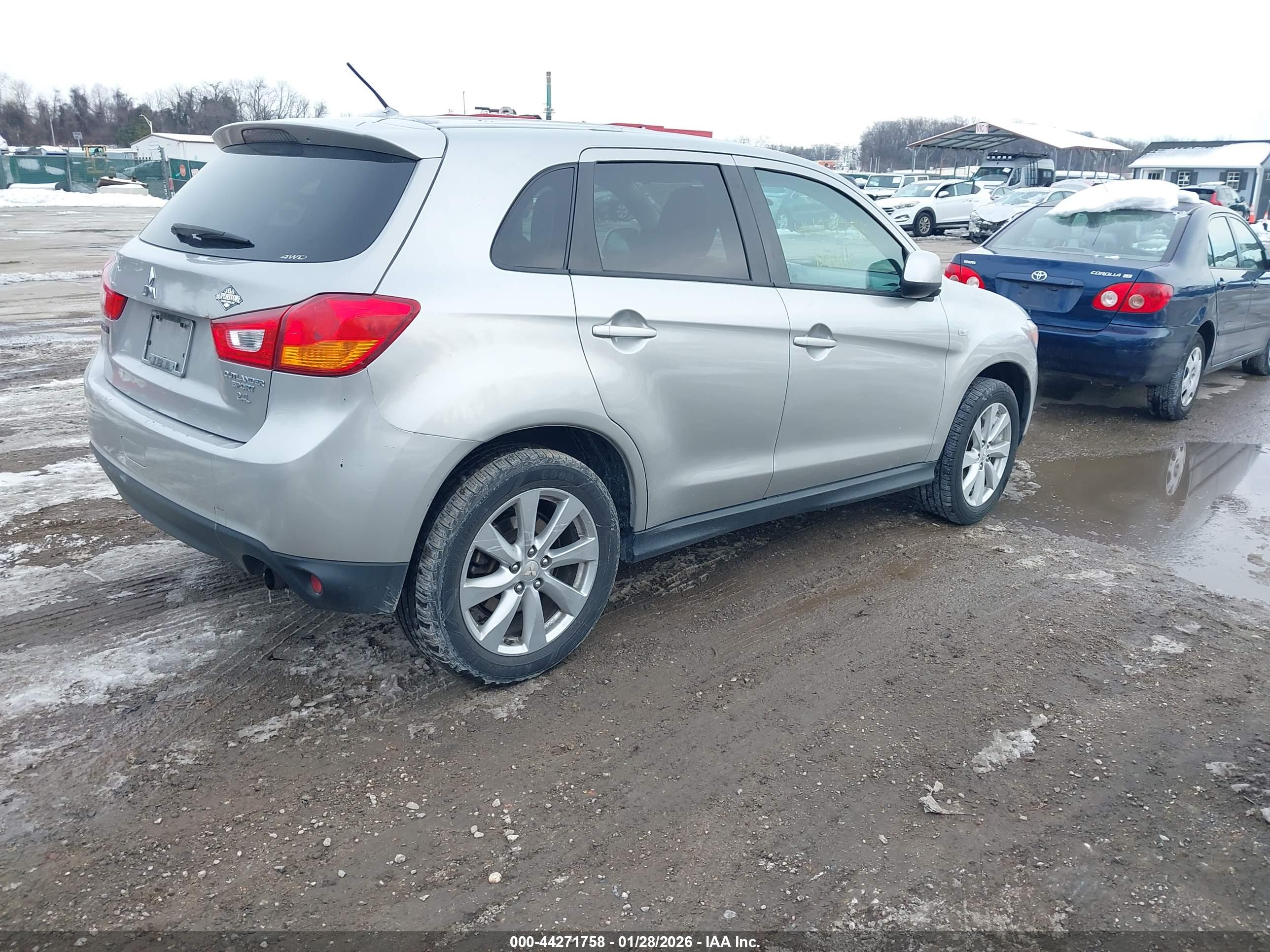 MITSUBISHI OUTLANDER image 4