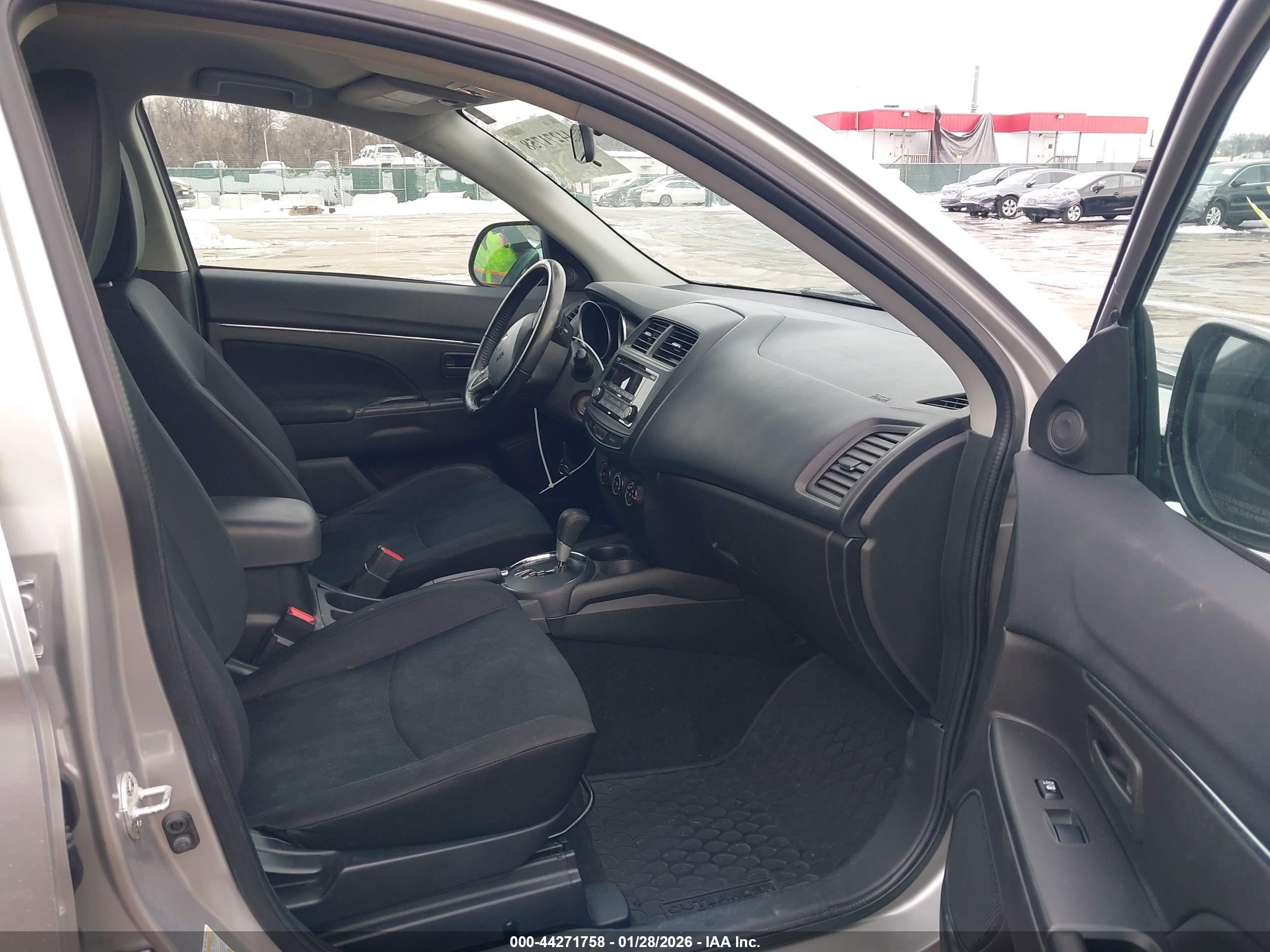 MITSUBISHI OUTLANDER image 5