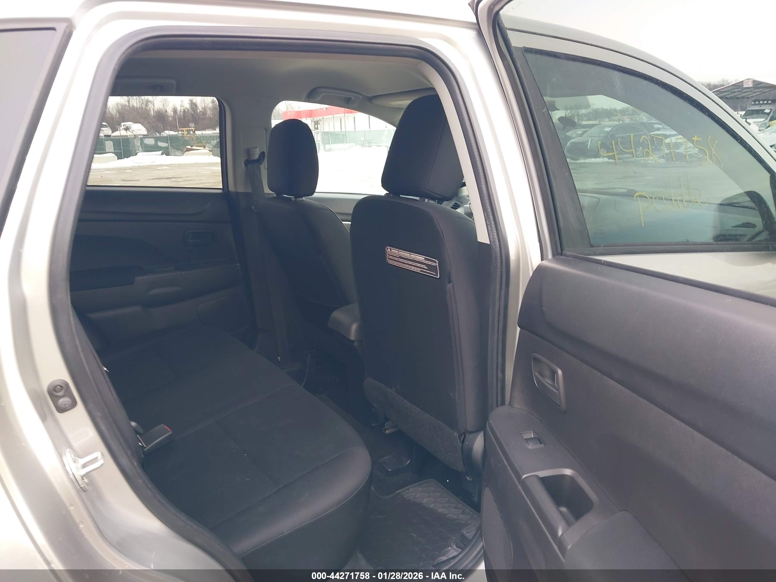 MITSUBISHI OUTLANDER image 8
