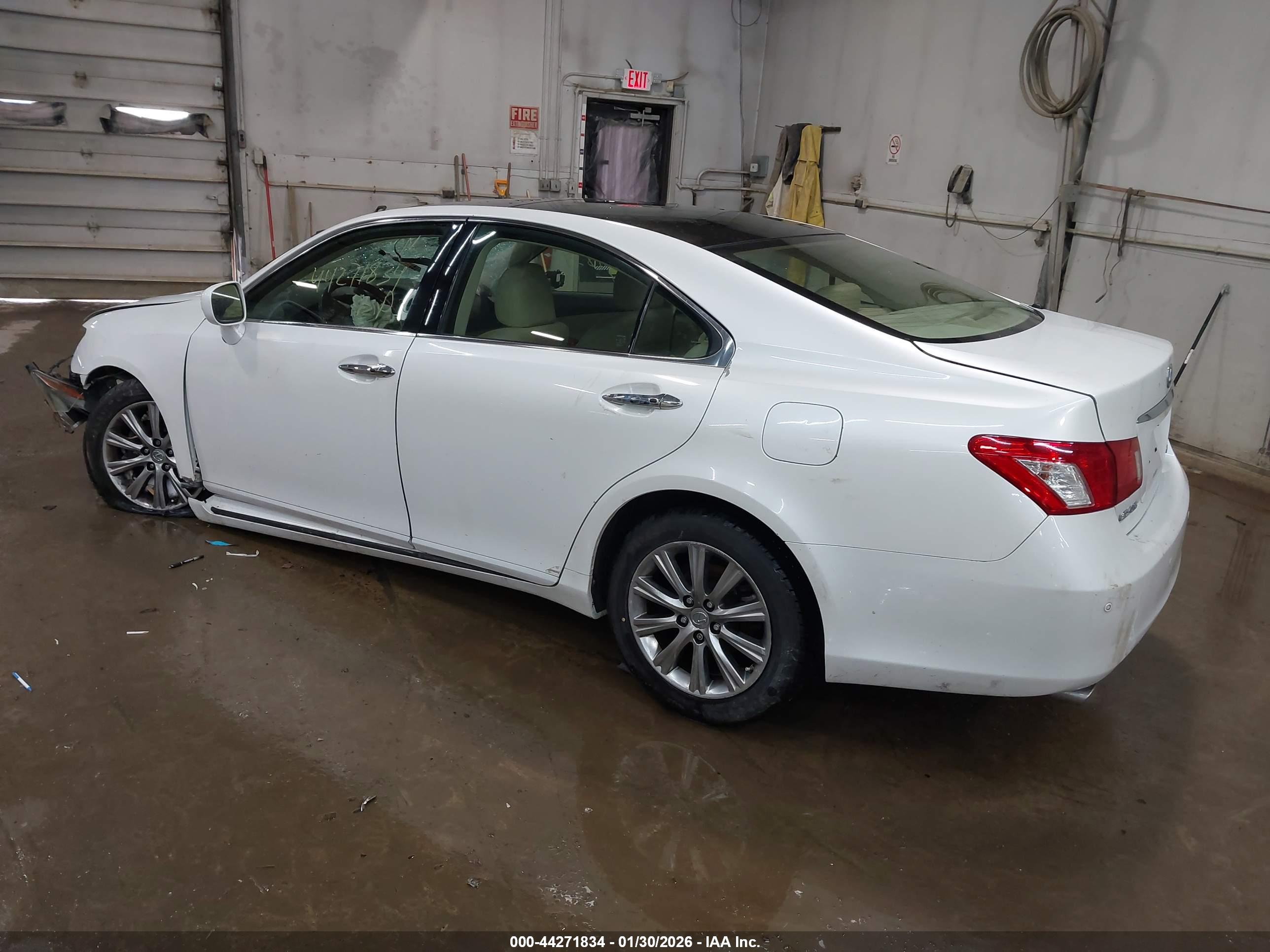 LEXUS ES image 3