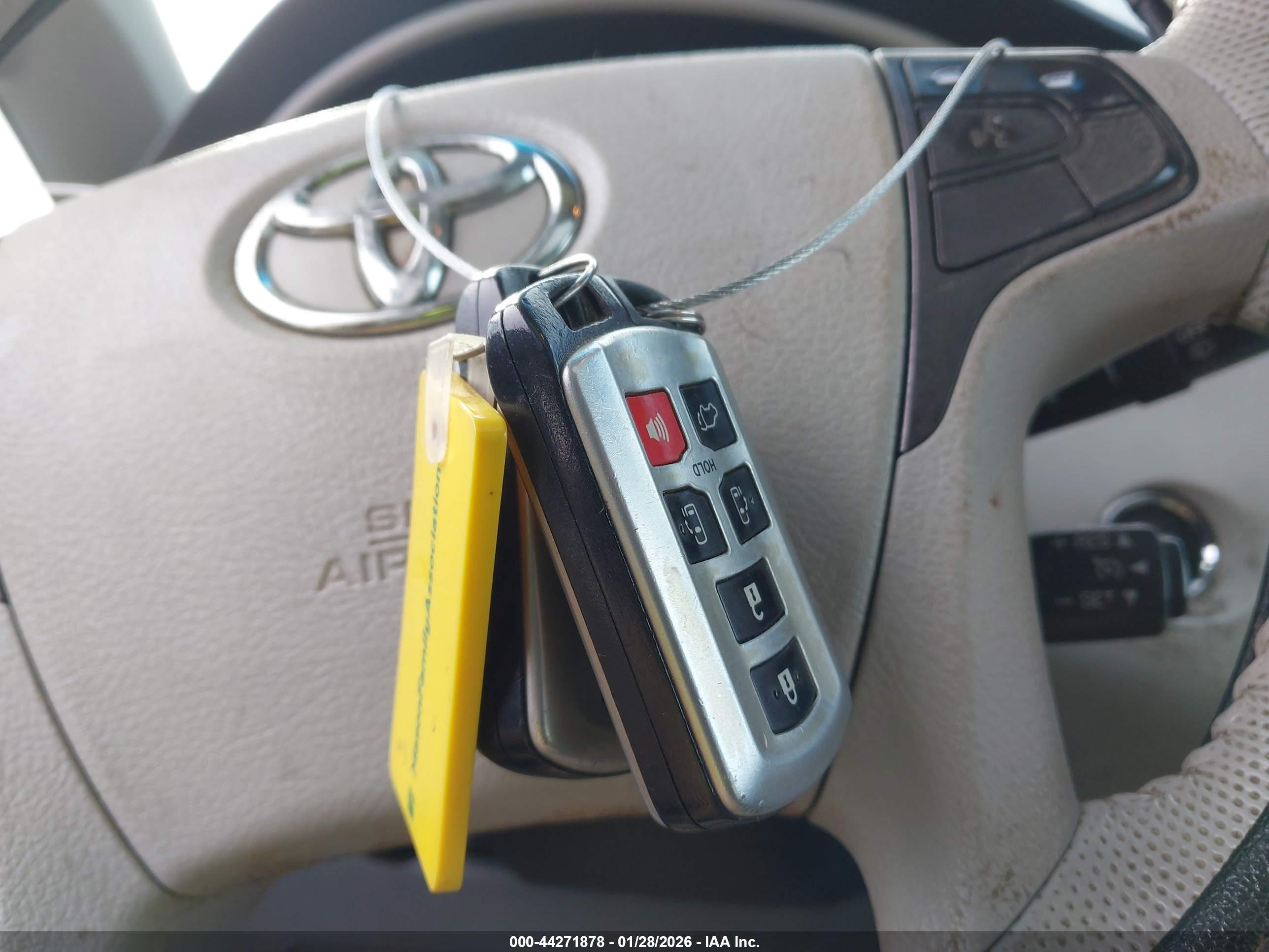 TOYOTA SIENNA image 11