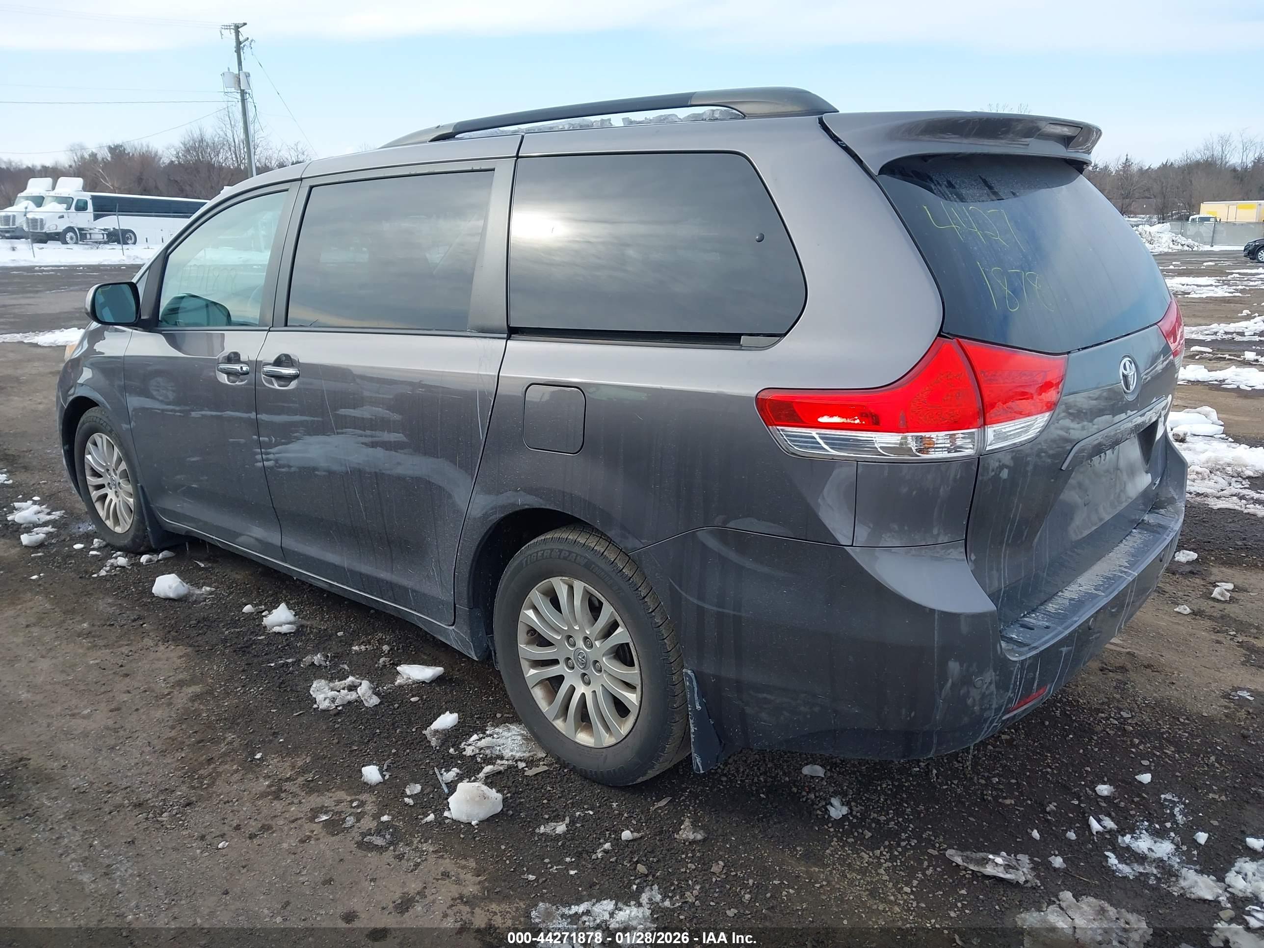 TOYOTA SIENNA image 3