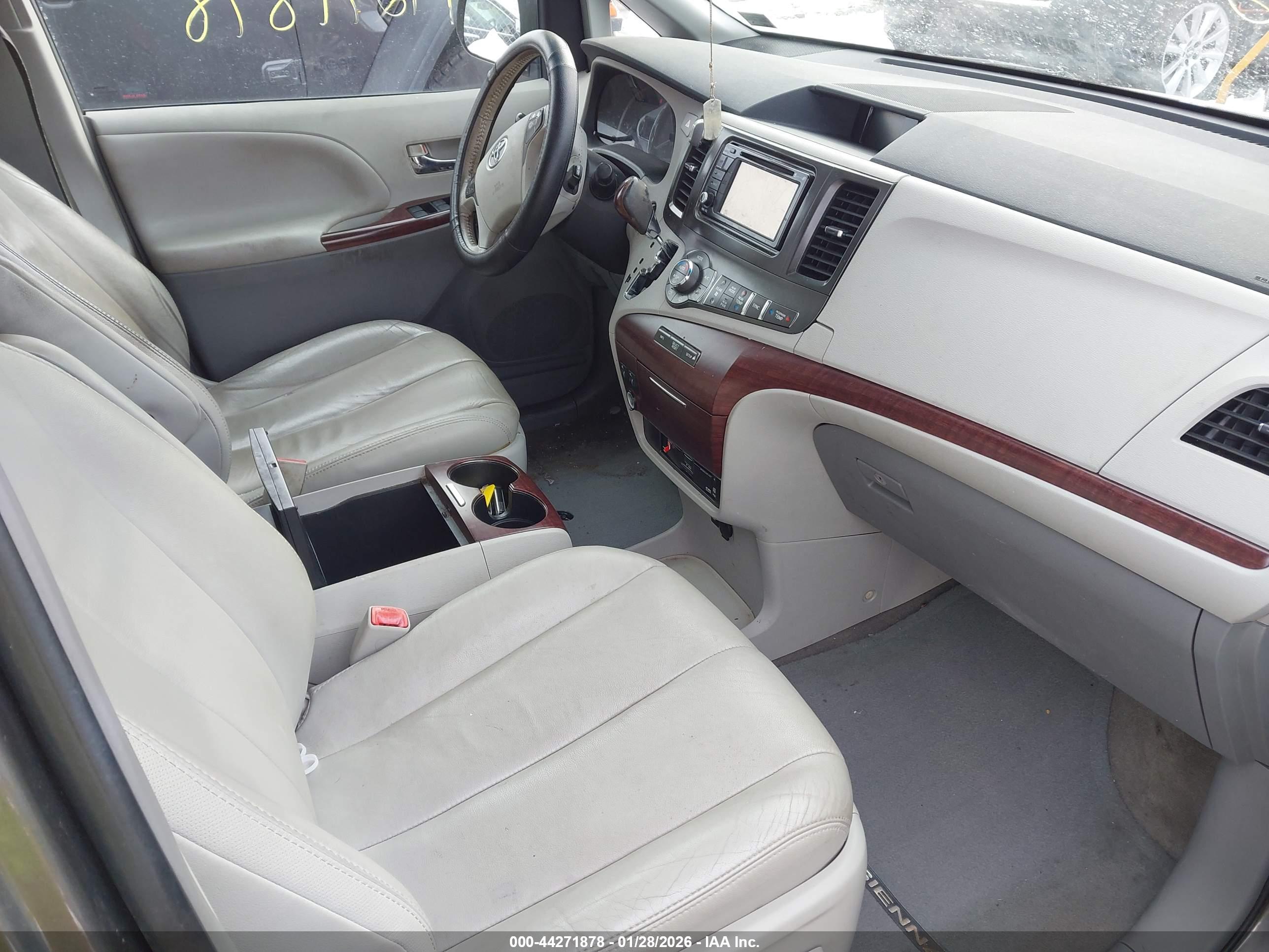 TOYOTA SIENNA image 5