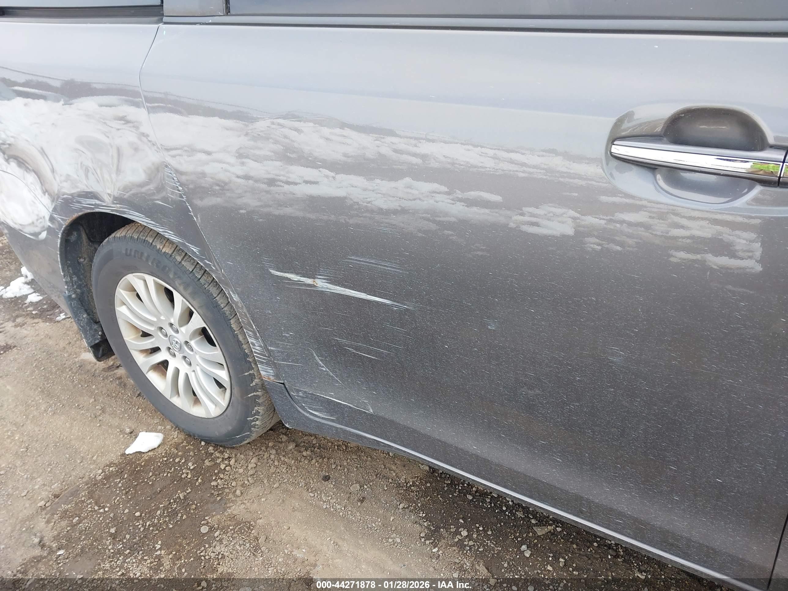 TOYOTA SIENNA image 6