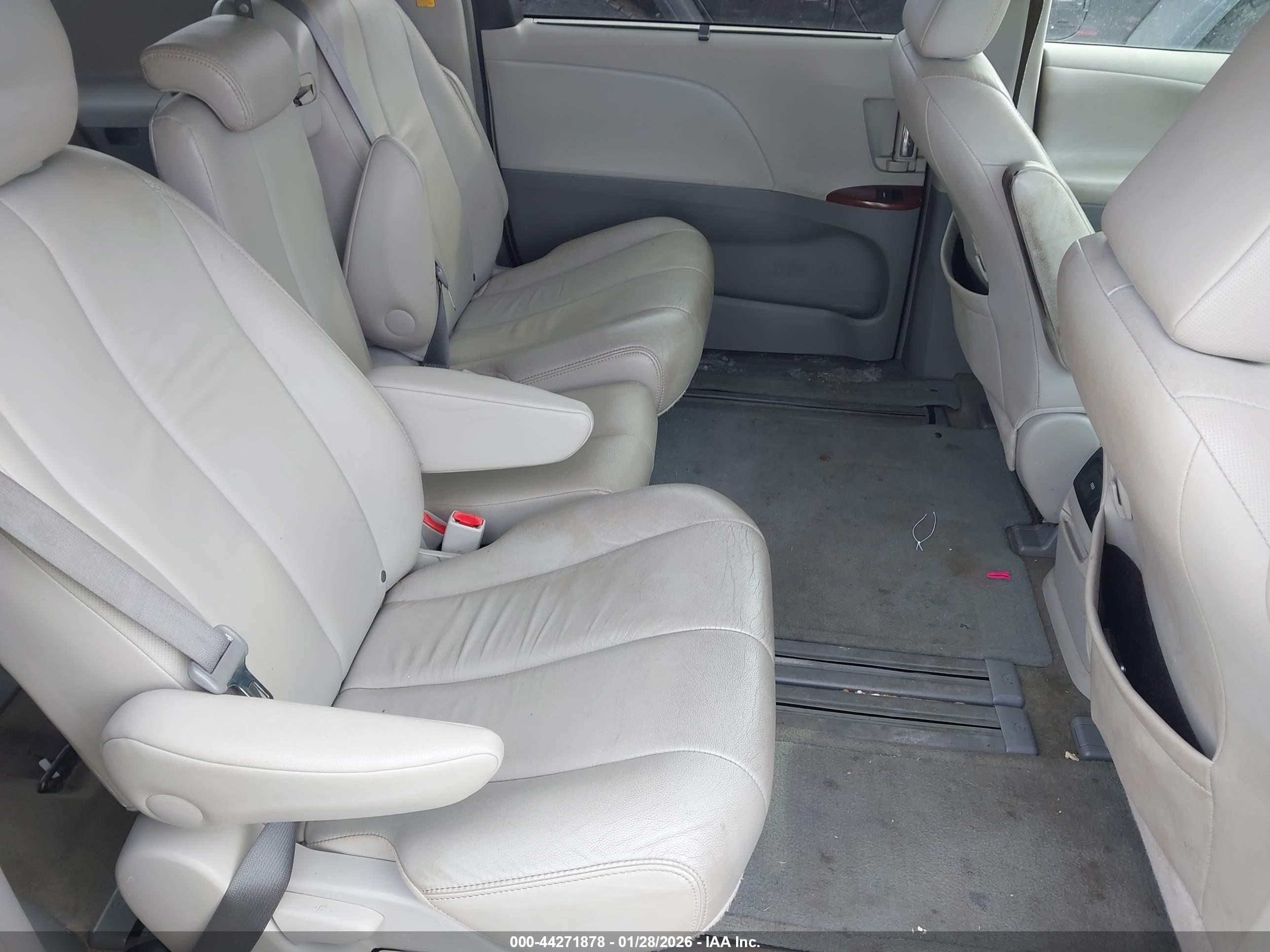 TOYOTA SIENNA image 8