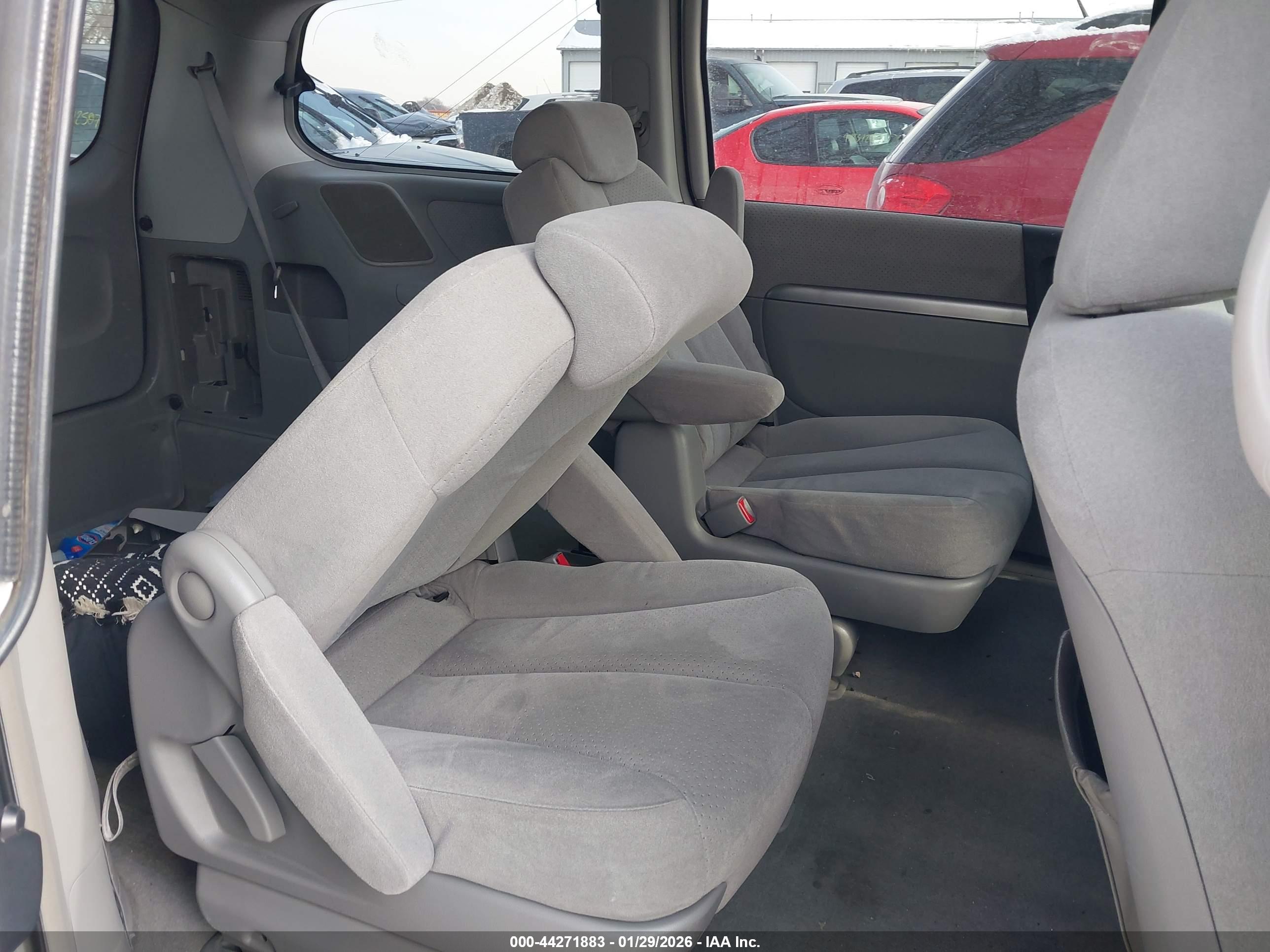 HYUNDAI ENTOURAGE image 8