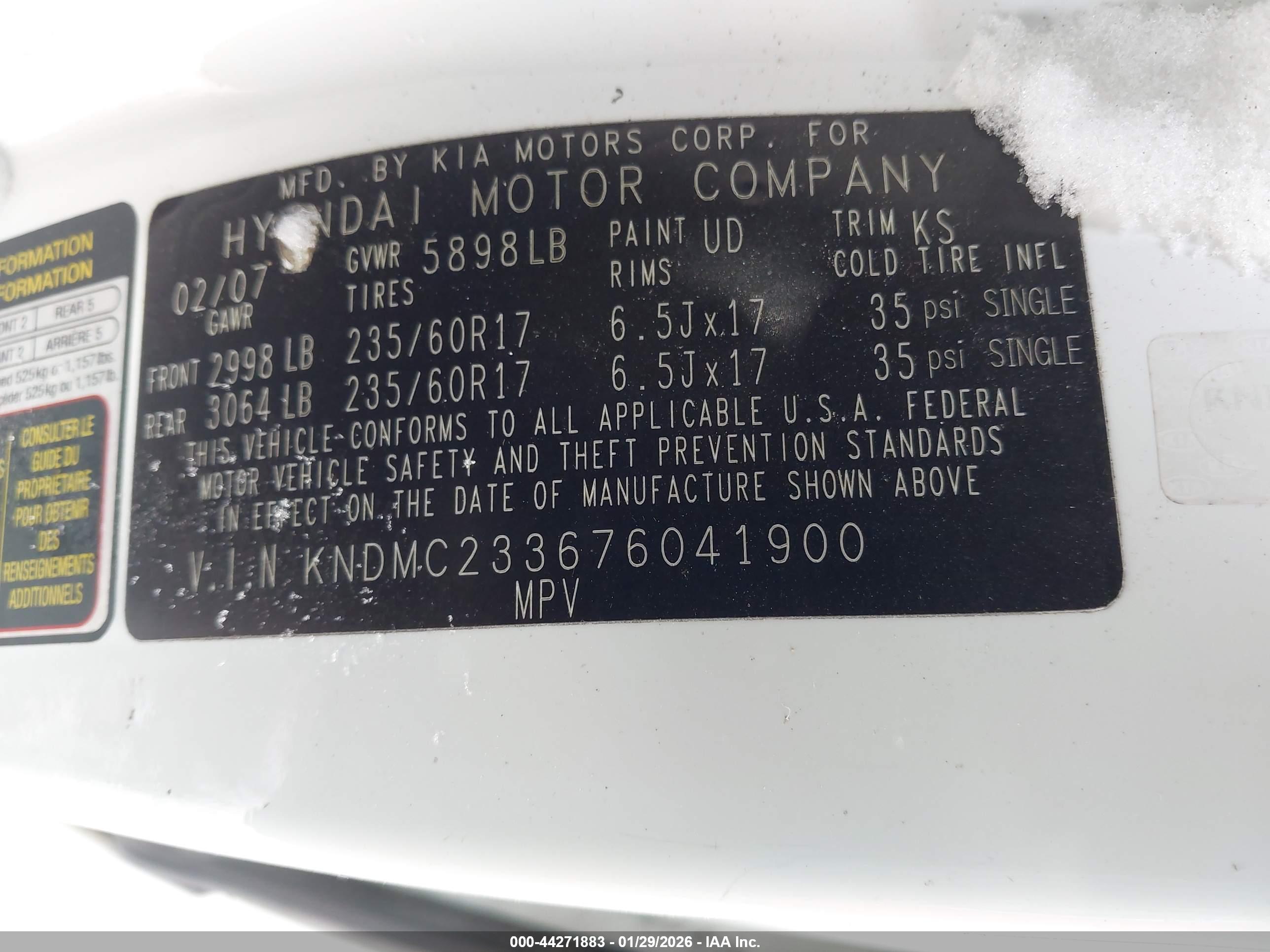 HYUNDAI ENTOURAGE image 9