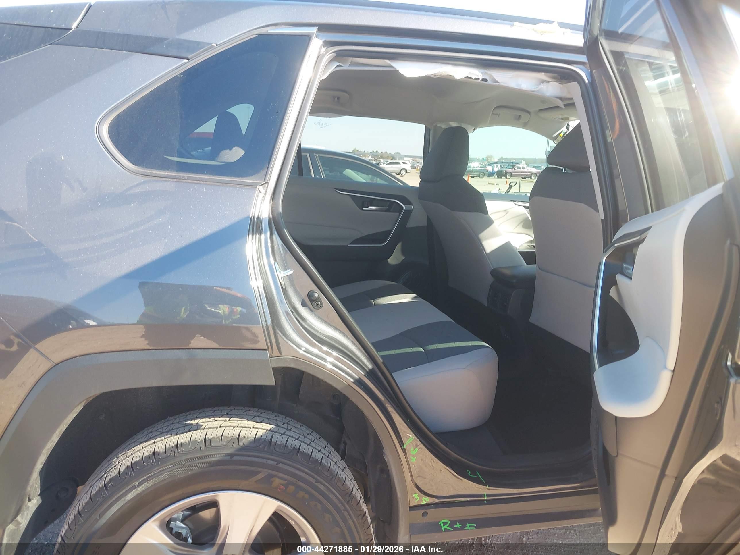 TOYOTA RAV4 image 8