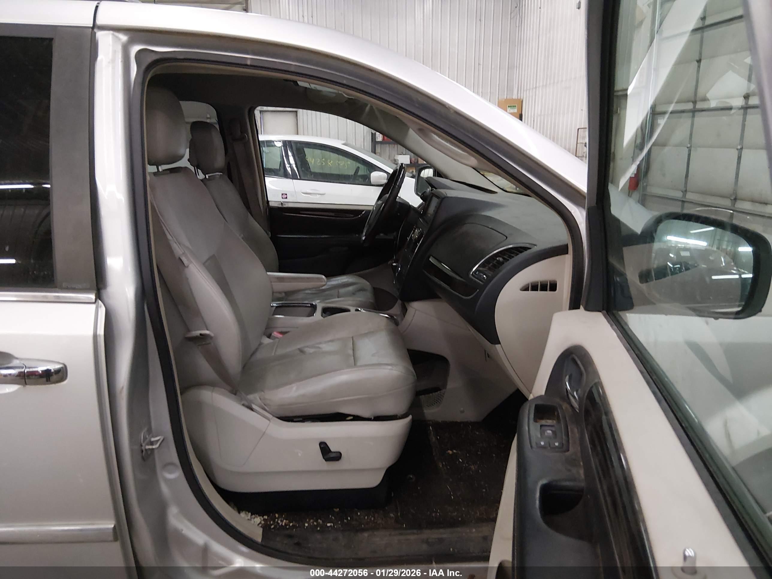 CHRYSLER TOWN image 5