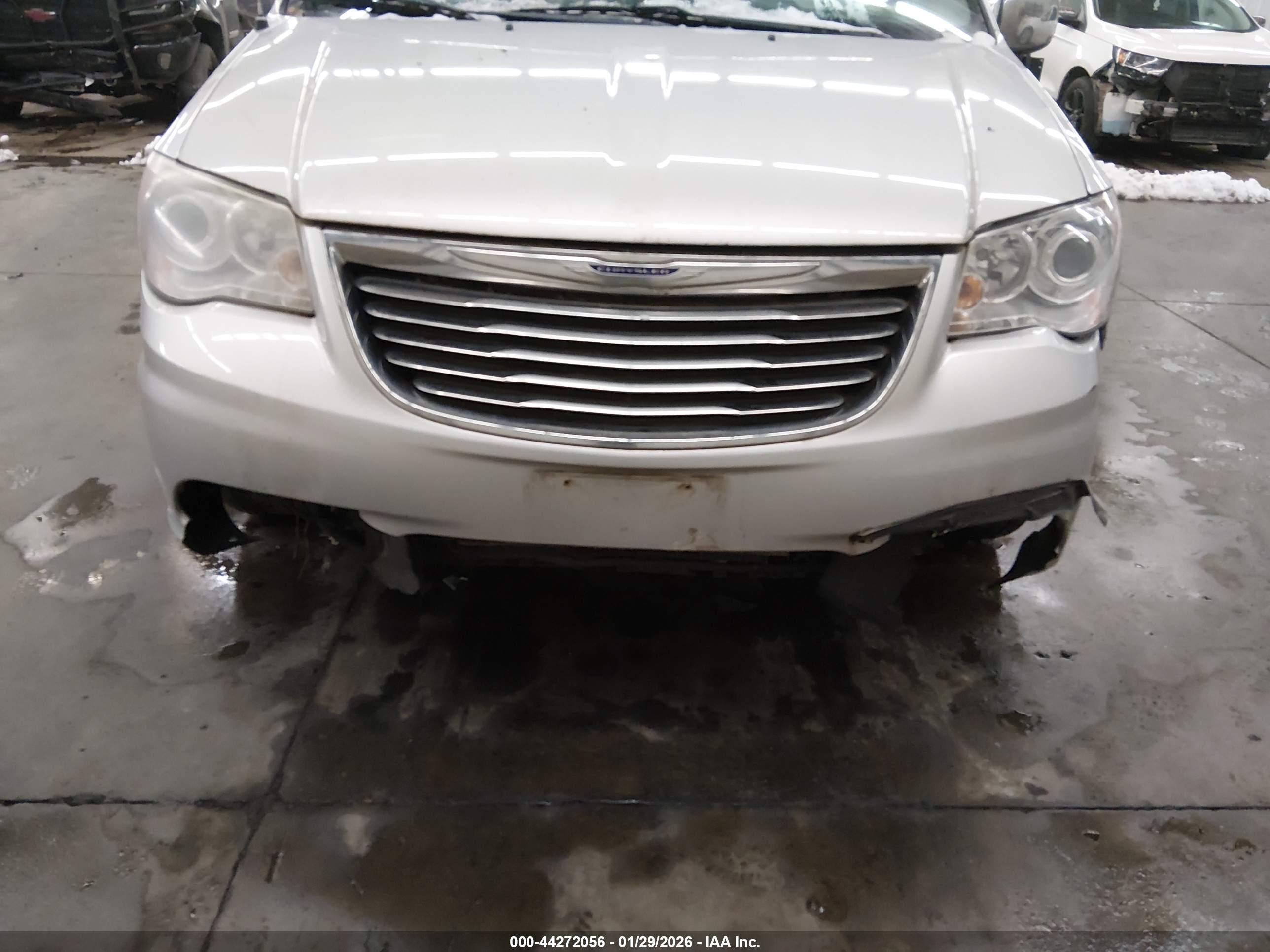 CHRYSLER TOWN image 6