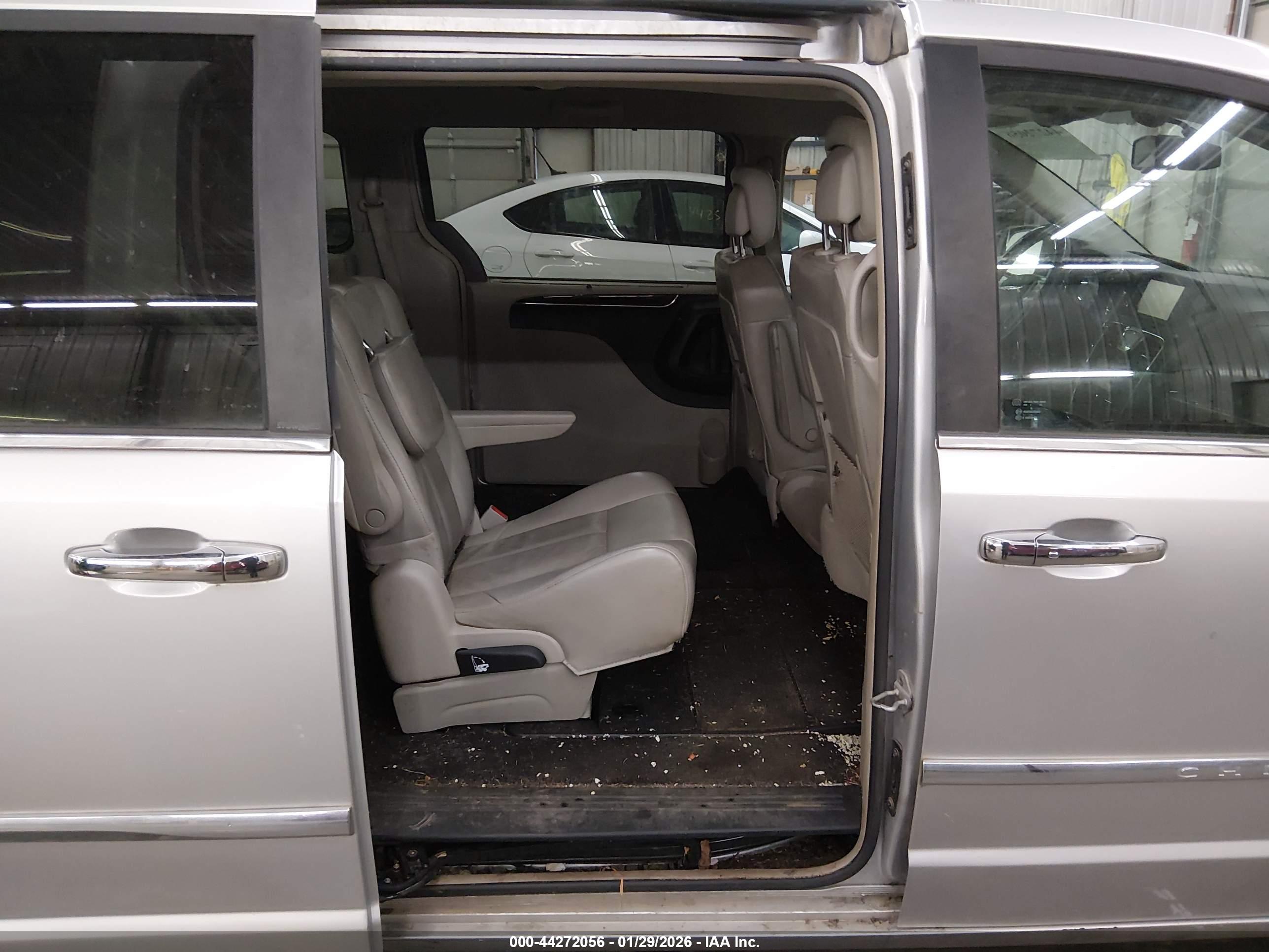 CHRYSLER TOWN image 8