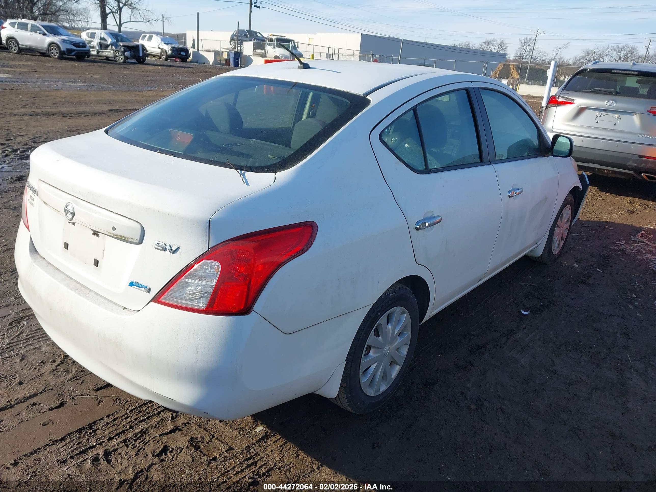 NISSAN VERSA image 4