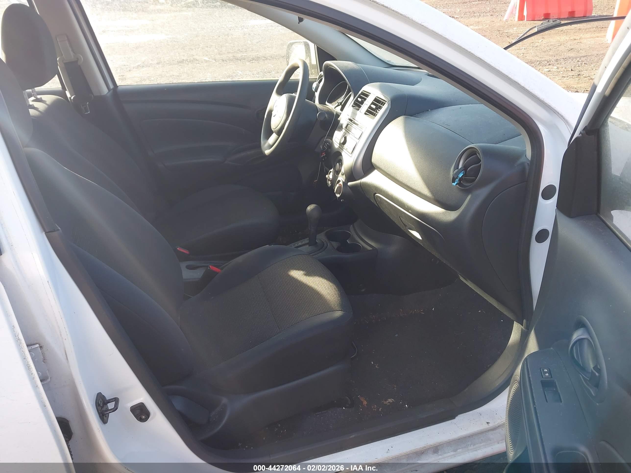 NISSAN VERSA image 5
