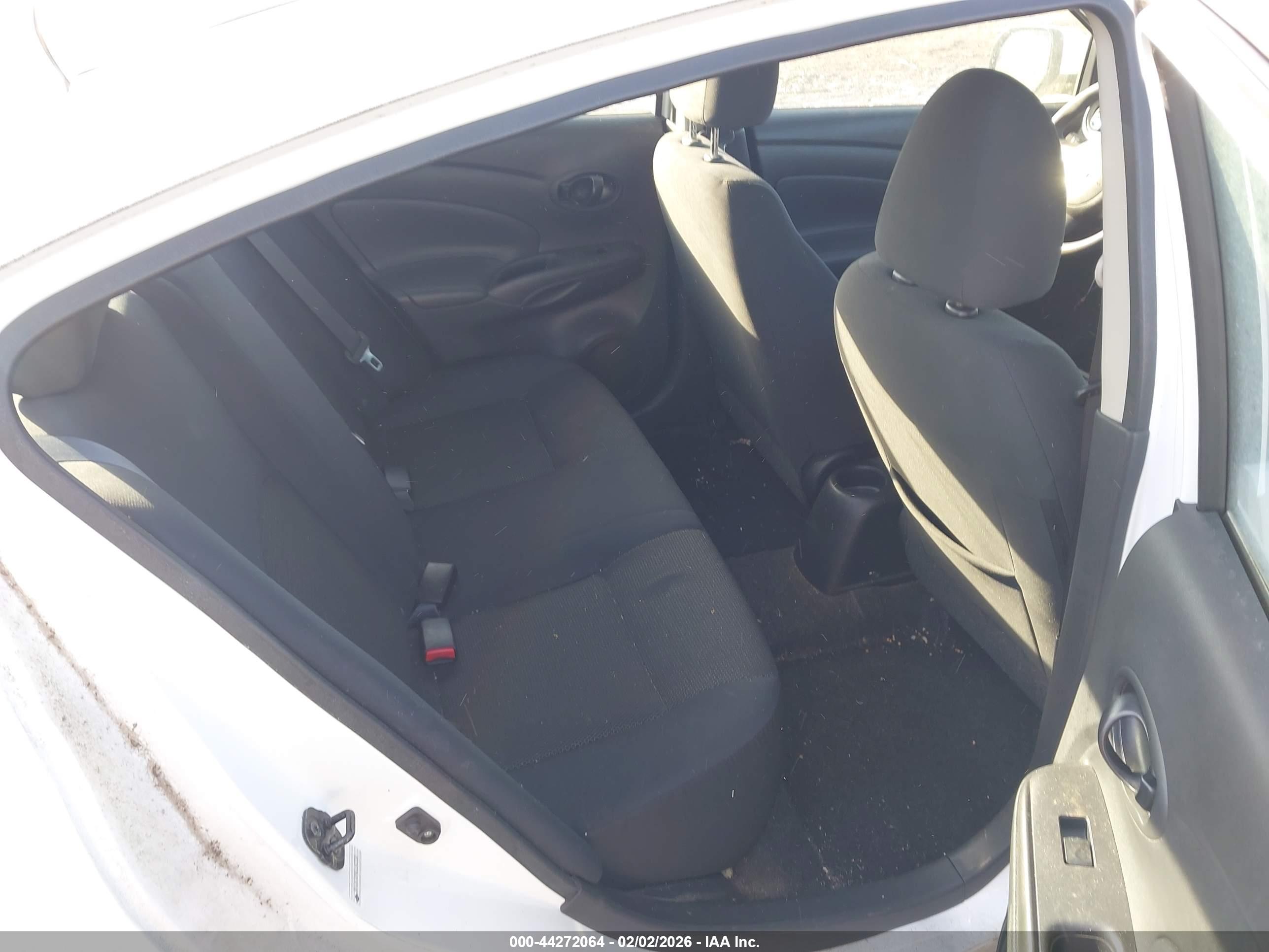 NISSAN VERSA image 8
