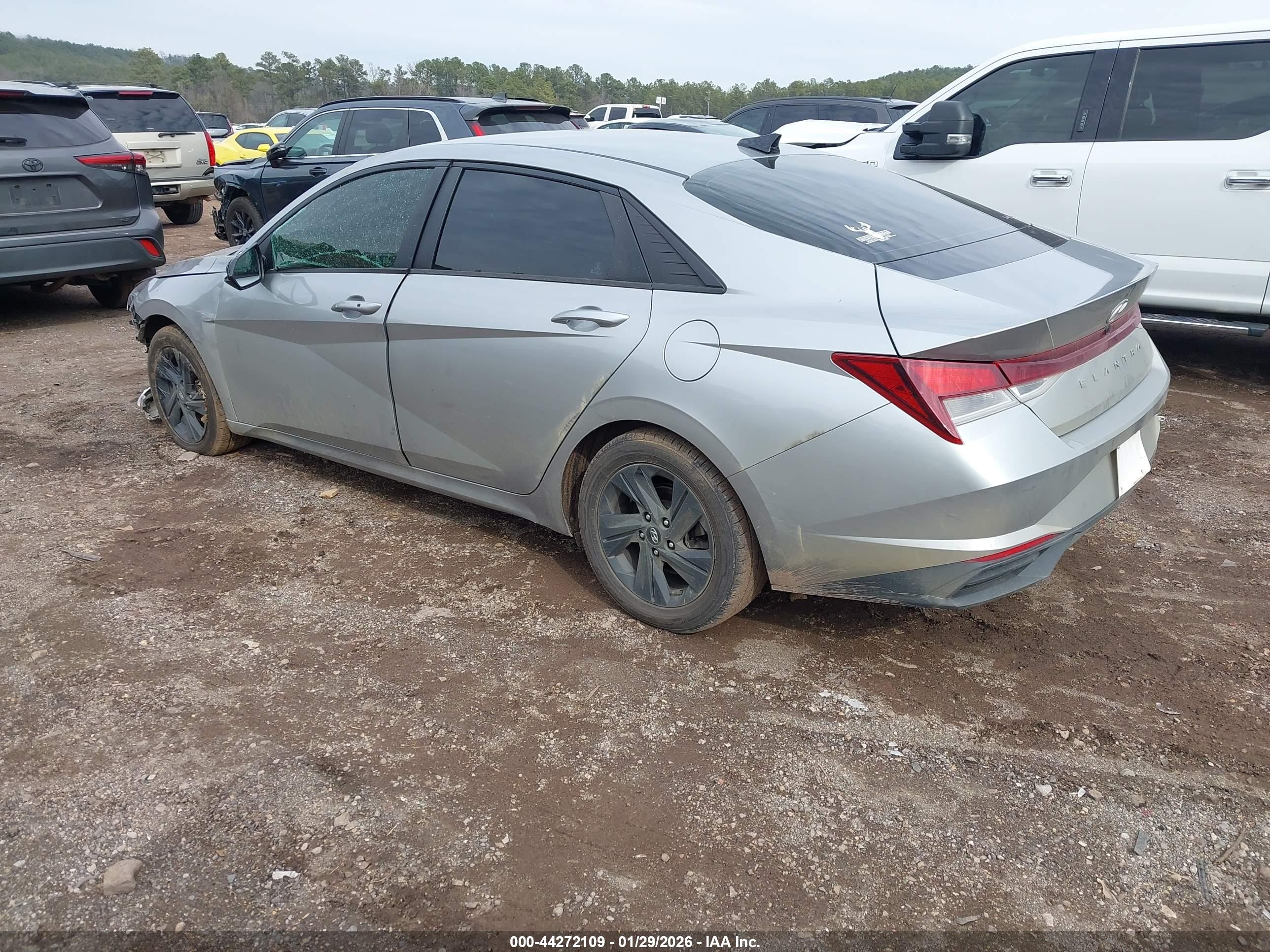HYUNDAI ELANTRA image 3