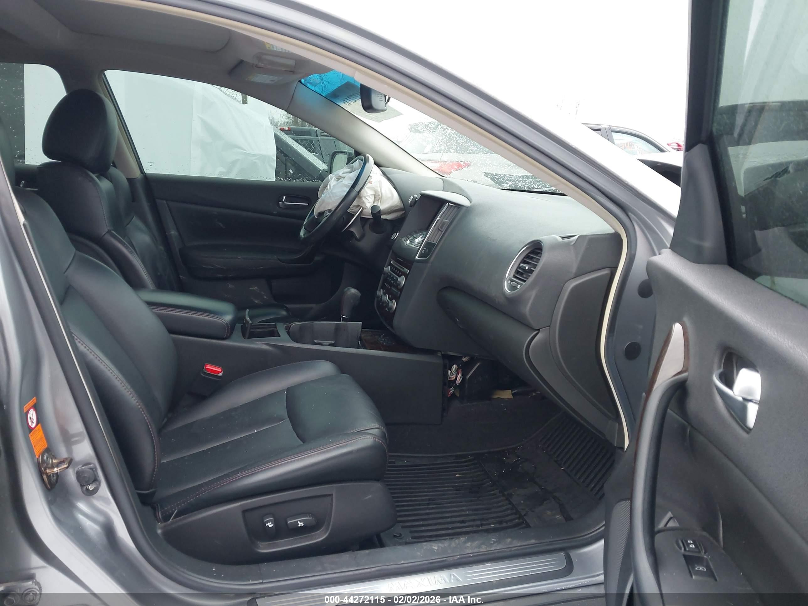 NISSAN MAXIMA image 5