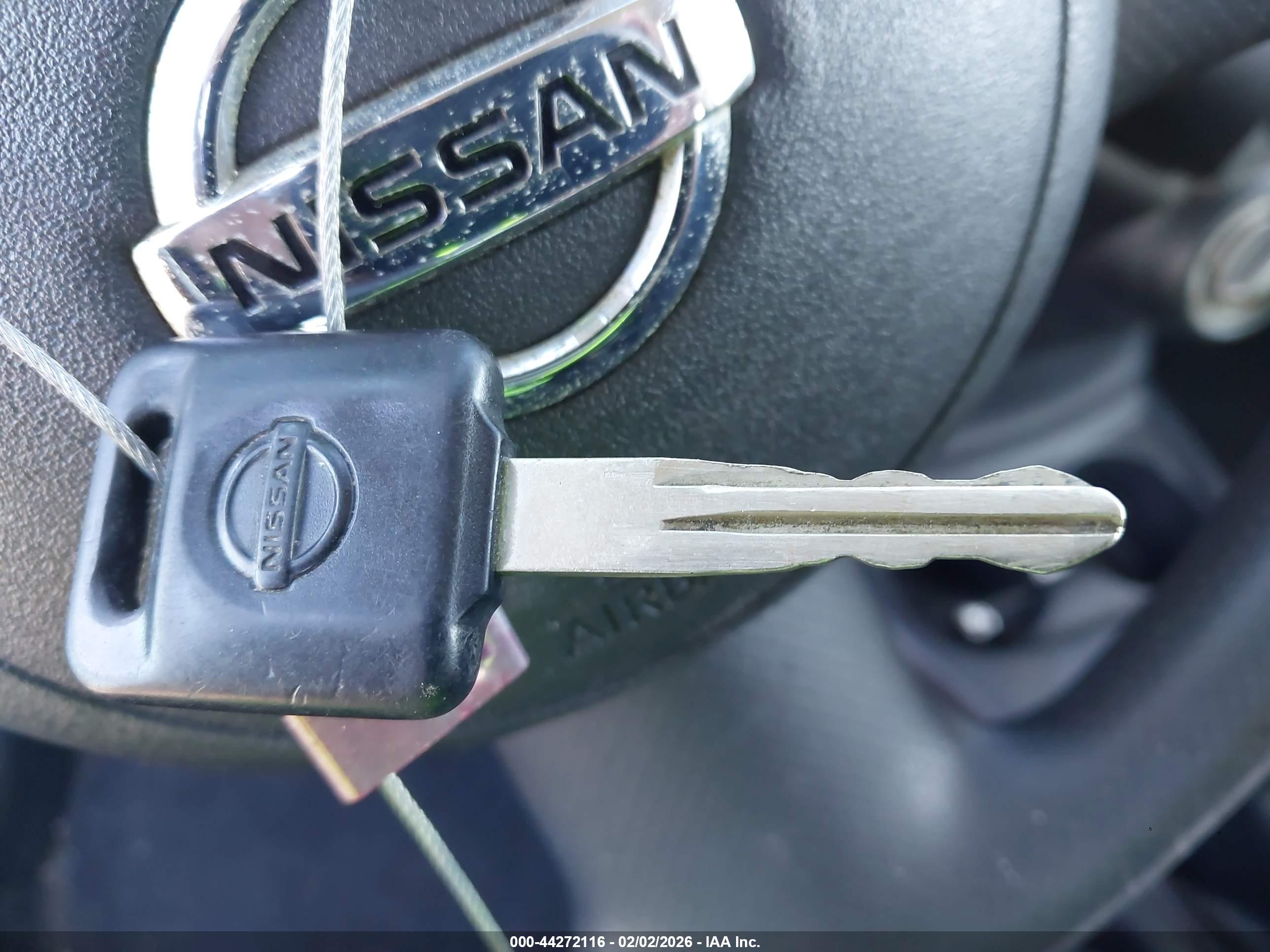NISSAN VERSA image 11