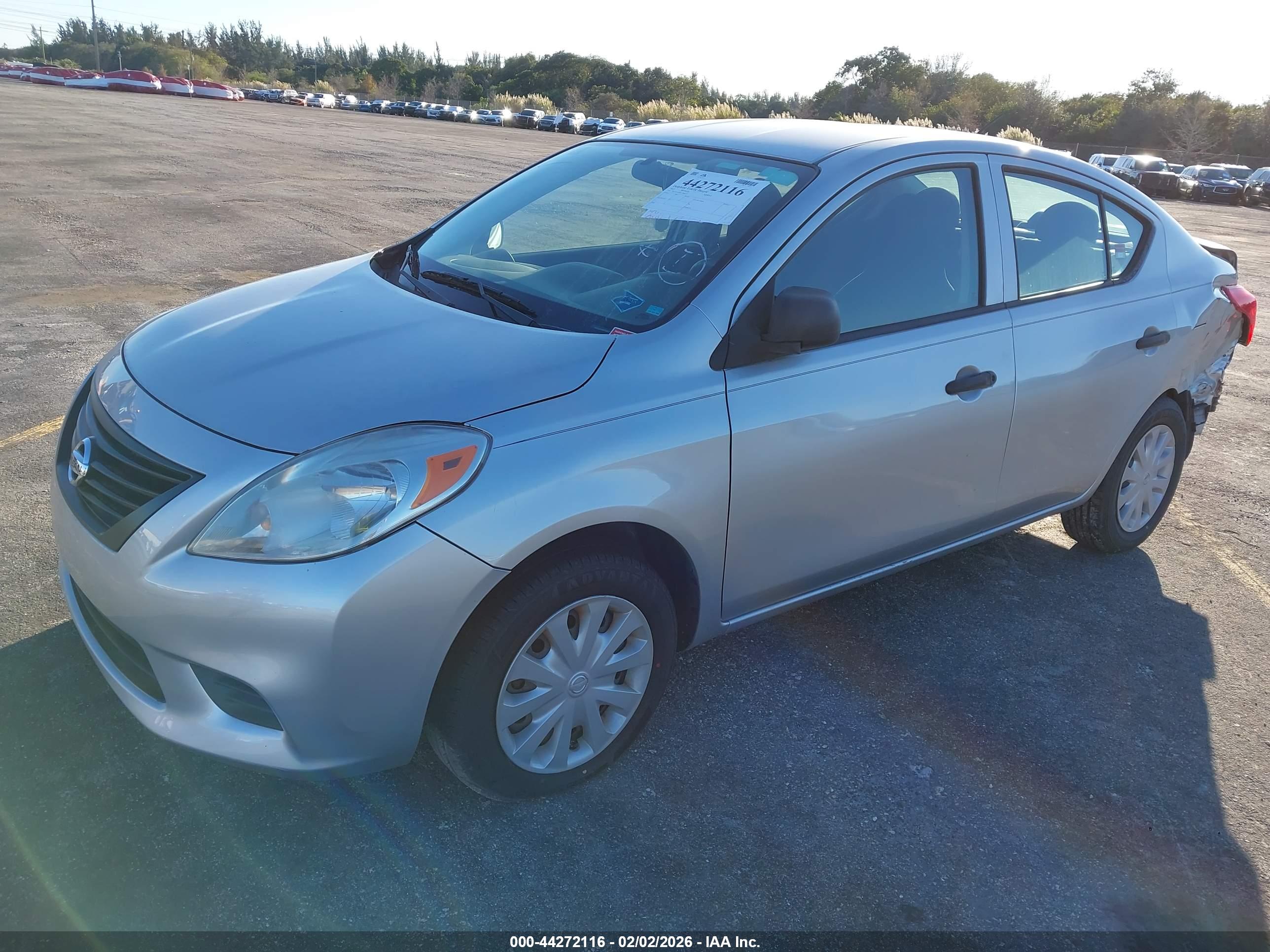 NISSAN VERSA image 2