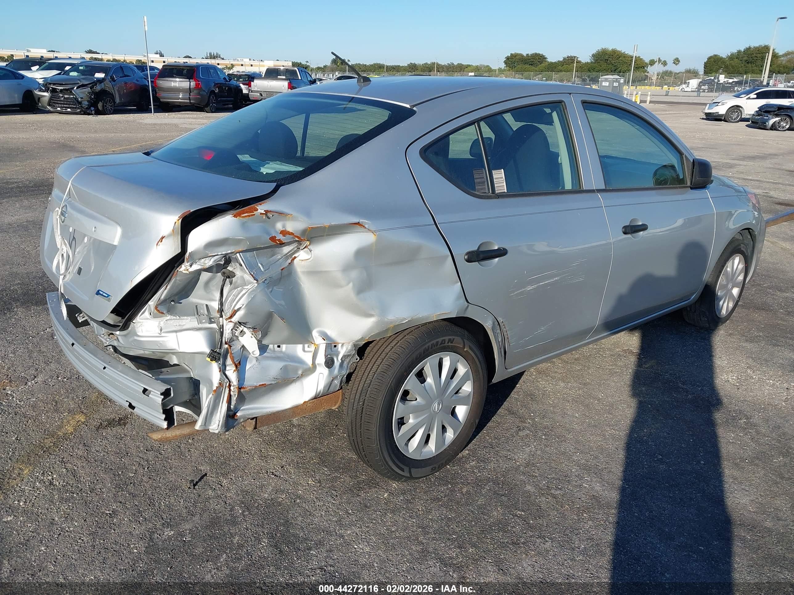 NISSAN VERSA image 4