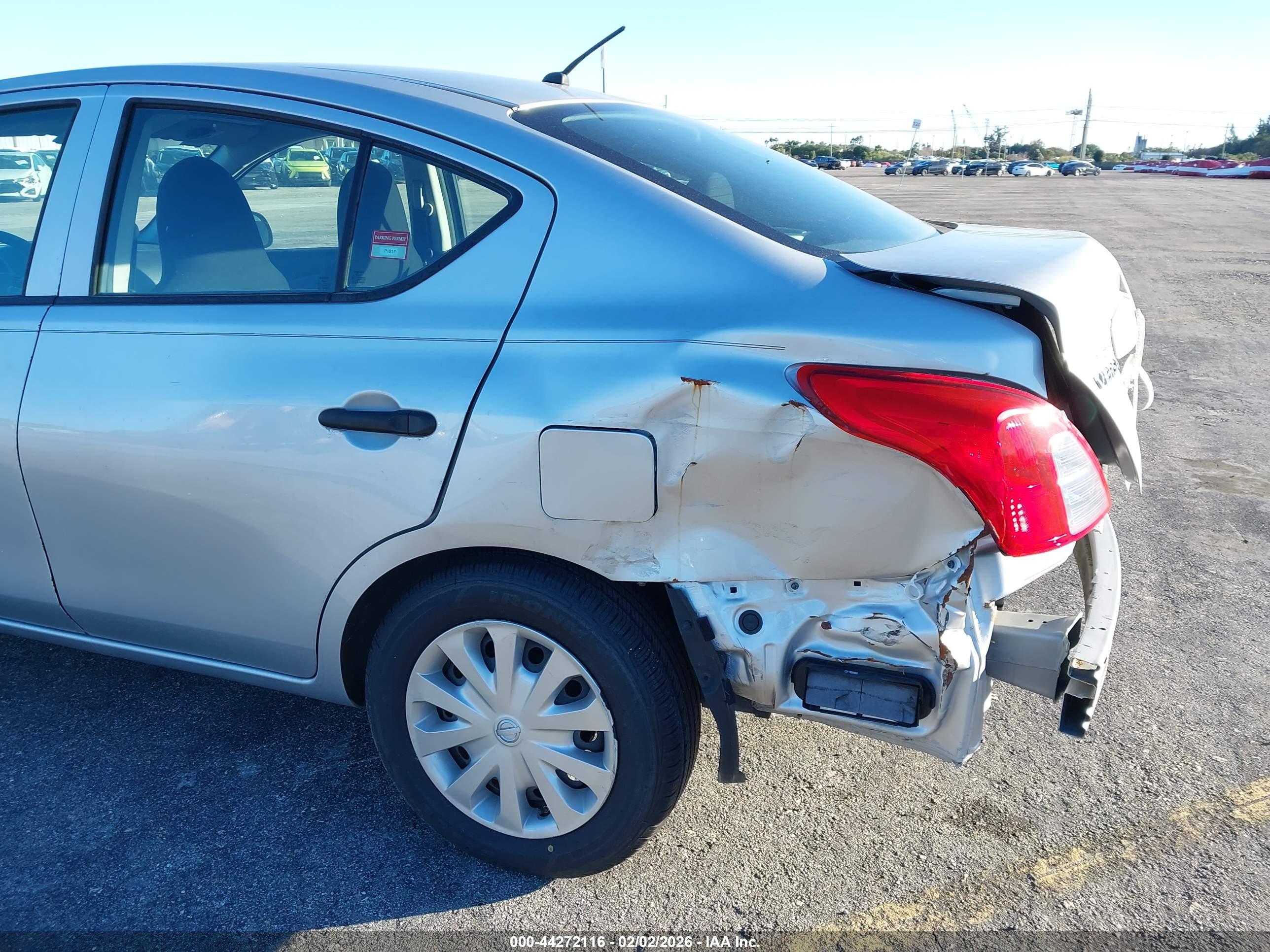 NISSAN VERSA image 6