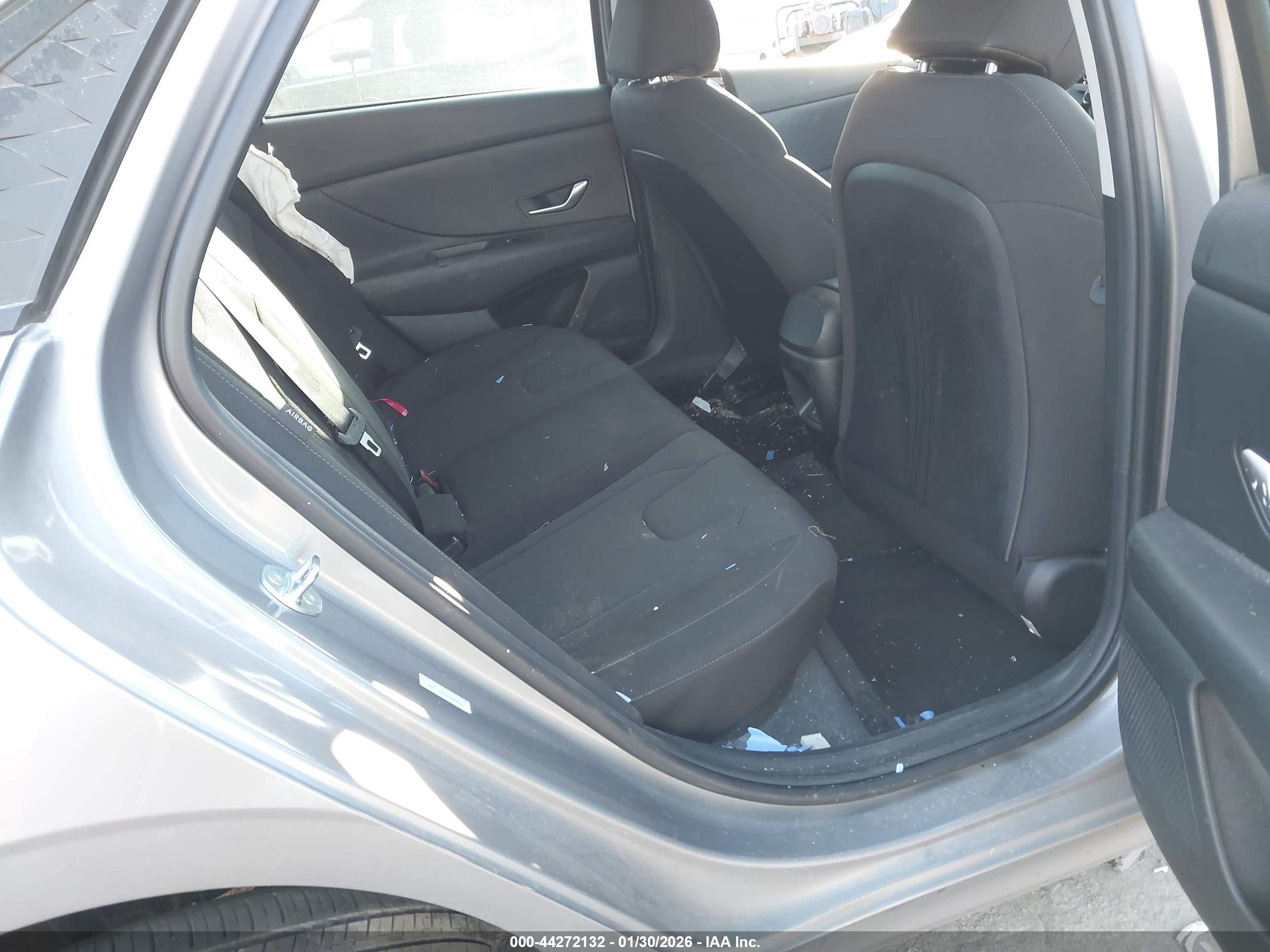 HYUNDAI ELANTRA image 8