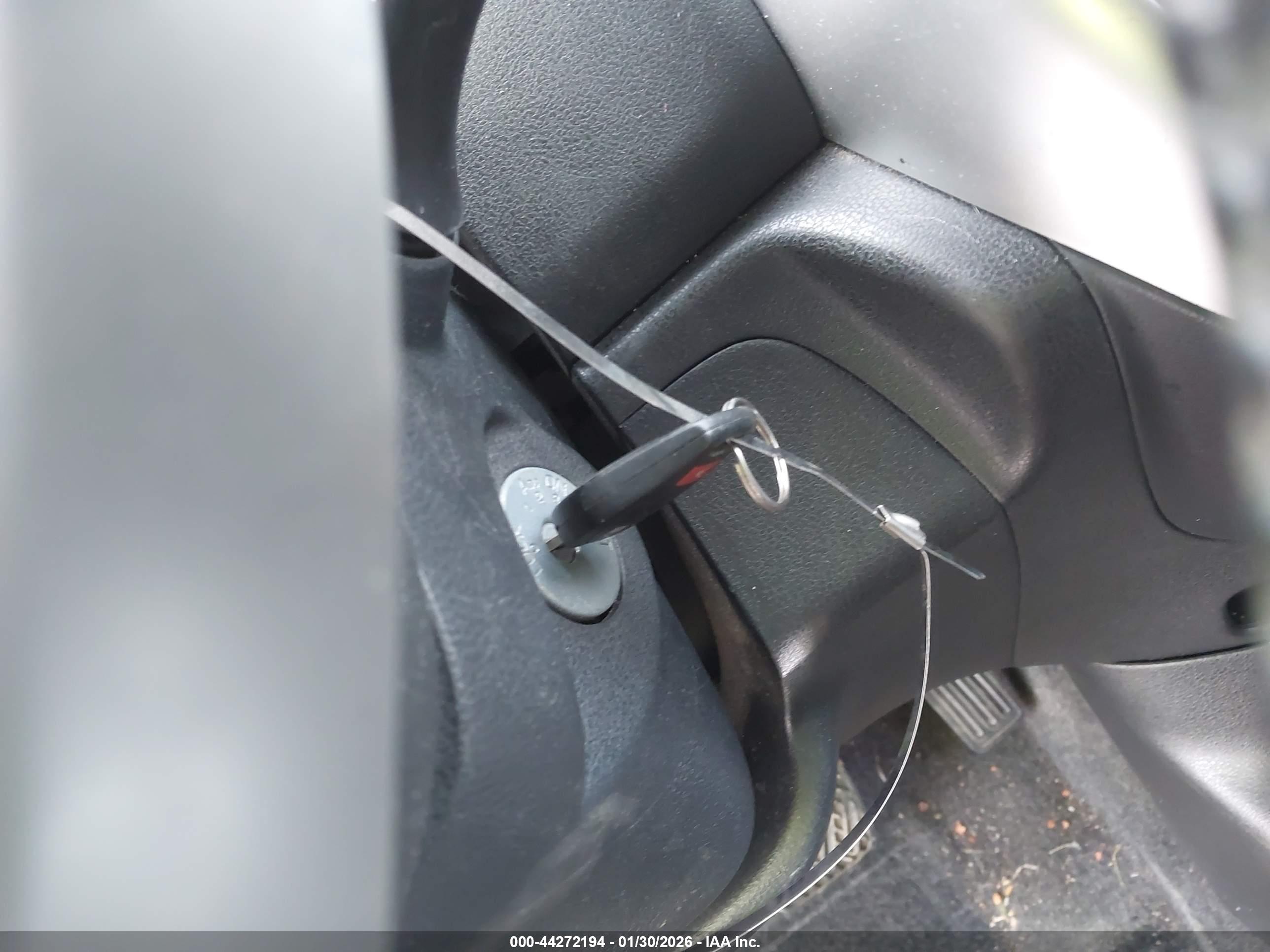 NISSAN VERSA image 11