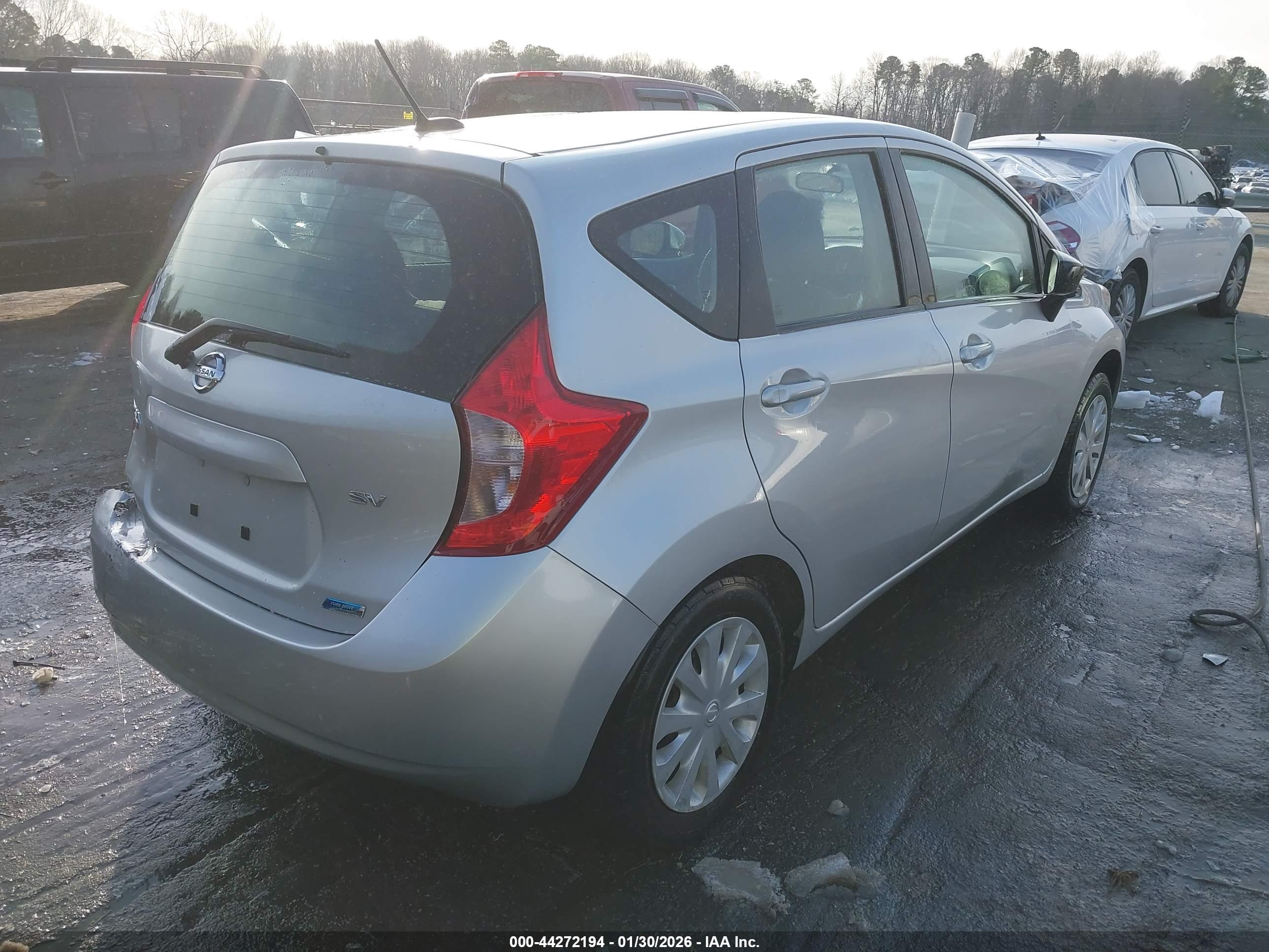 NISSAN VERSA image 4