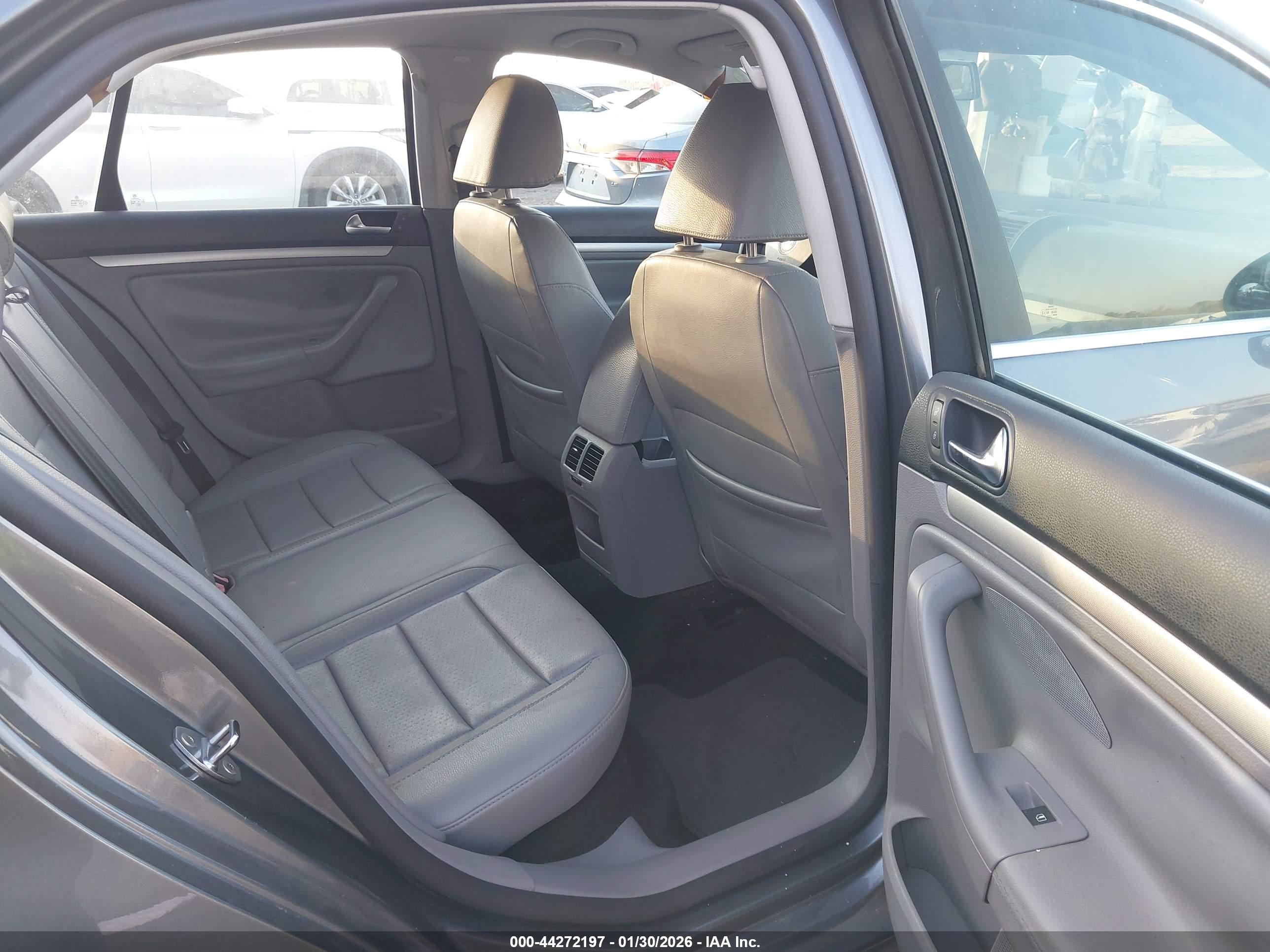 VOLKSWAGEN JETTA image 8