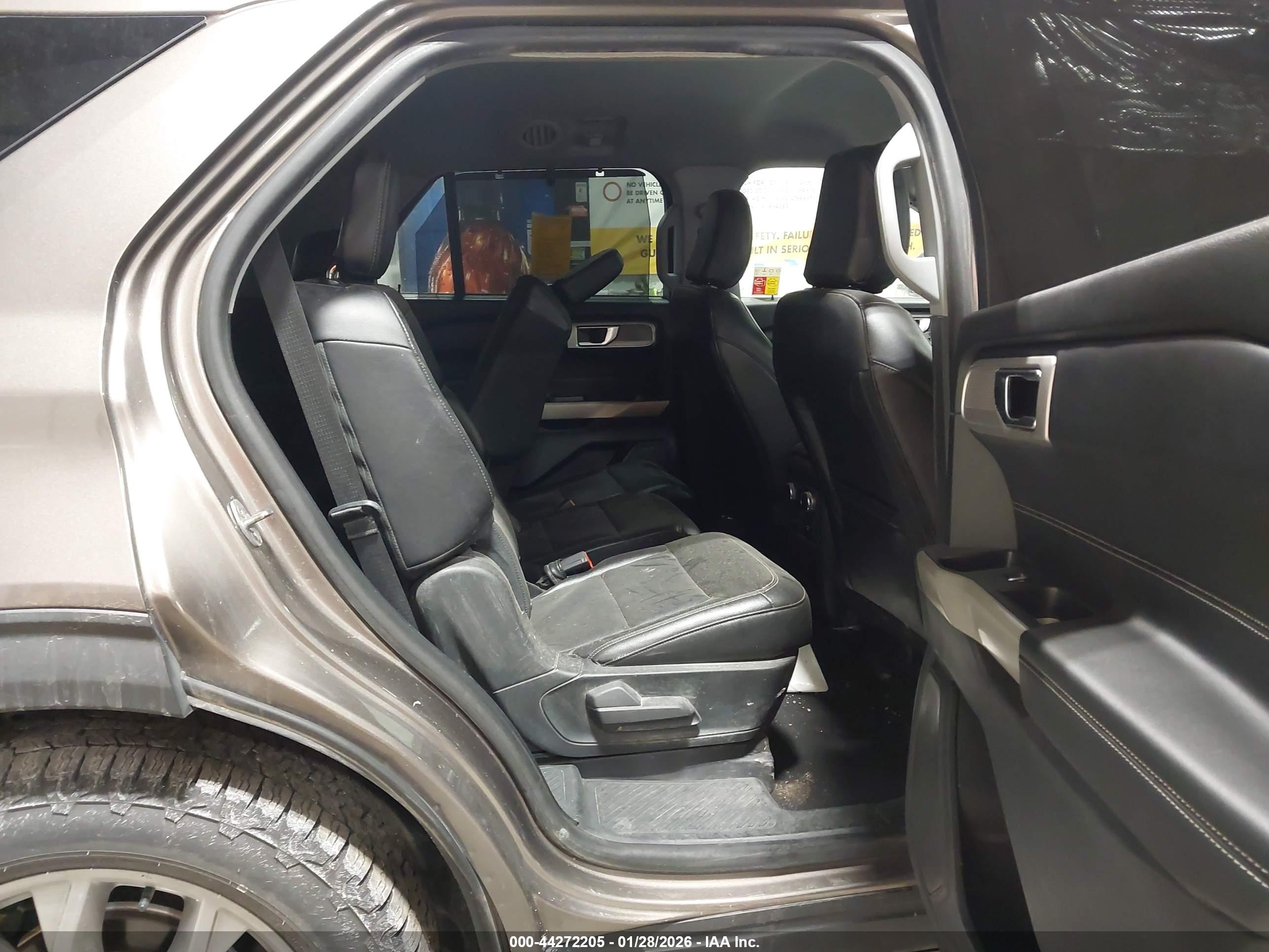 FORD EXPLORER image 8