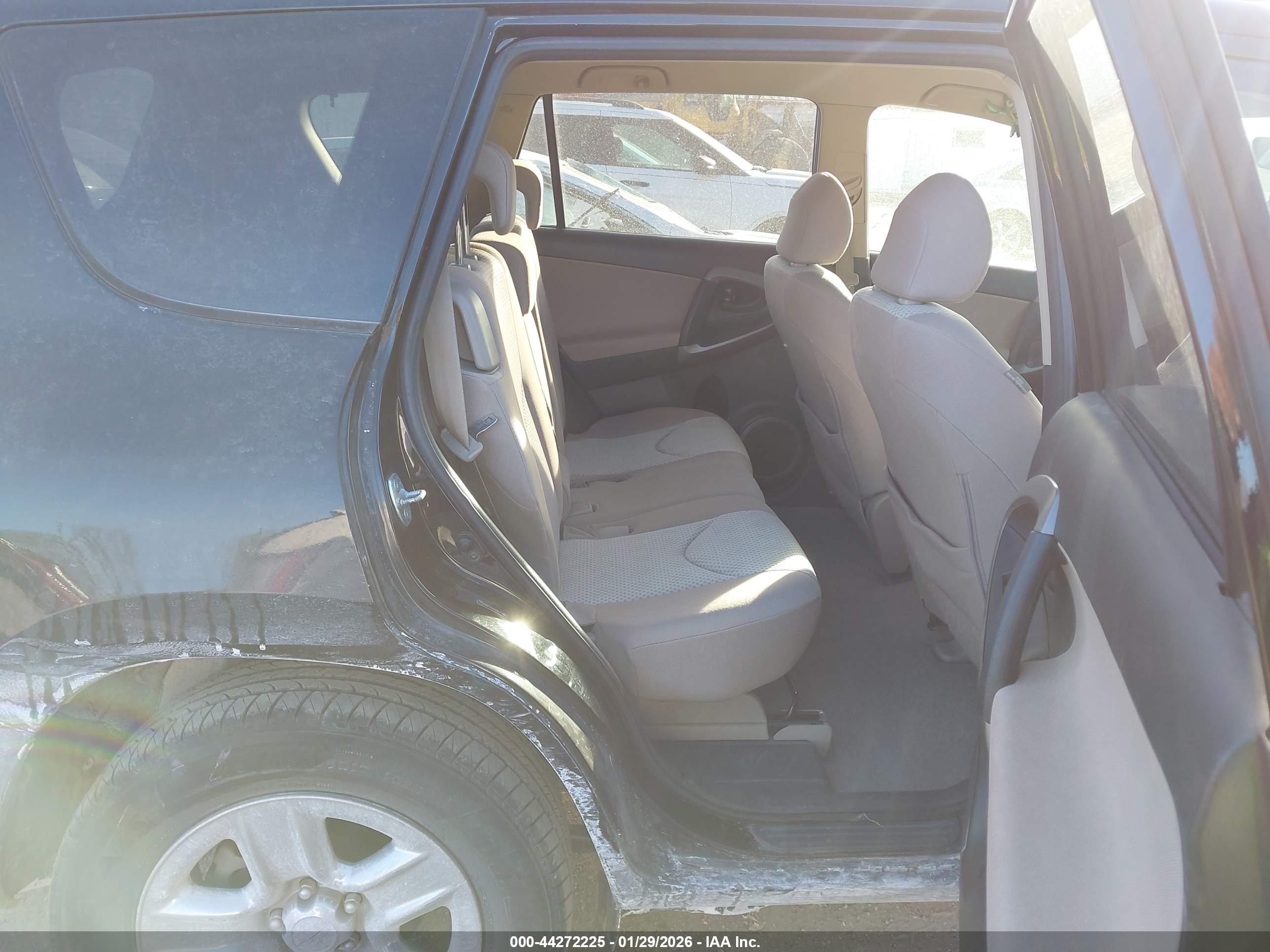 TOYOTA RAV4 image 8